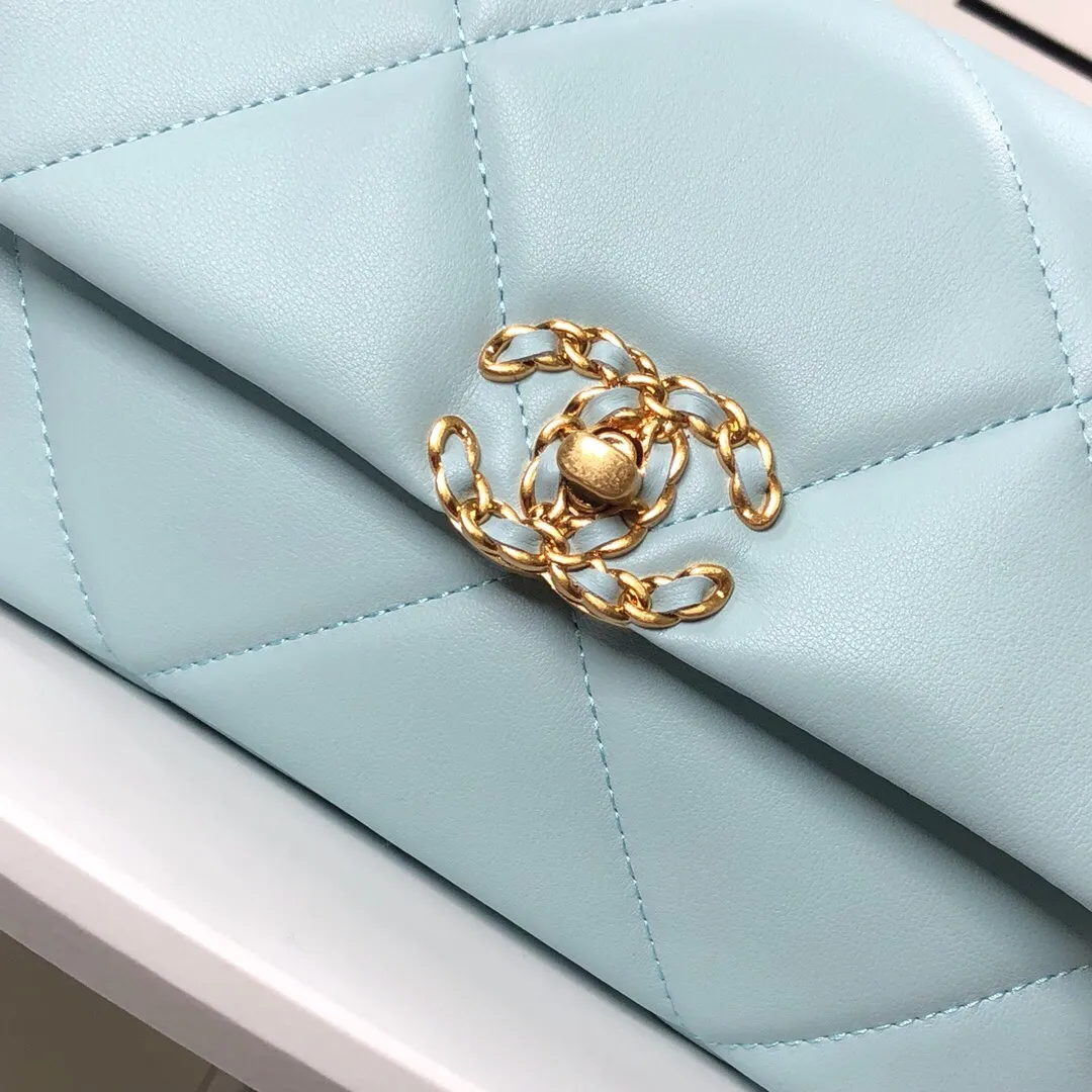 💰370￥Mint Green Small Size Chanel's latest hot model is now available📣📣Synchronized with counters🤭Imported cowhide🐂very soft to the touch. The upper body effect is super good, it can be carried by hand, on one shoulder or cross-body, showing the elegance and charm of women💃Hurry and get it😘Model number: 9010, size: 26*16*10,