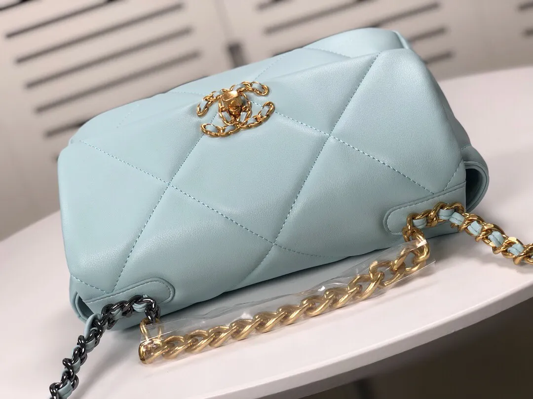 💰370￥Mint Green Small Size Chanel's latest hot model is now available📣📣Synchronized with counters🤭Imported cowhide🐂very soft to the touch. The upper body effect is super good, it can be carried by hand, on one shoulder or cross-body, showing the elegance and charm of women💃Hurry and get it😘Model number: 9010, size: 26*16*10,