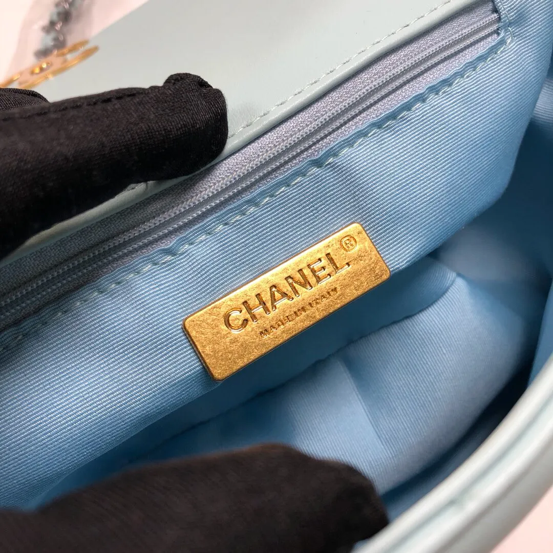💰370￥Mint Green Small Size Chanel's latest hot model is now available📣📣Synchronized with counters🤭Imported cowhide🐂very soft to the touch. The upper body effect is super good, it can be carried by hand, on one shoulder or cross-body, showing the elegance and charm of women💃Hurry and get it😘Model number: 9010, size: 26*16*10,