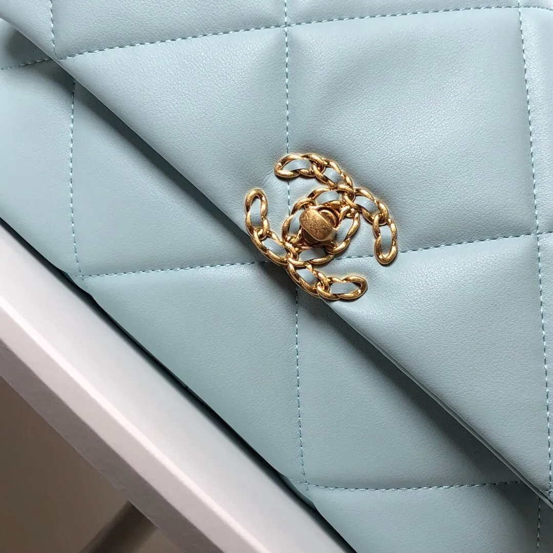 💰410￥Mint Green Medium Size Chanel's latest hot model is now available📣📣Synchronized with counters🤭Imported cowhide🐂very soft to the touch. The upper body effect is super good, it can be carried by hand, on one shoulder or cross-body, showing the elegance and charm of women💃Hurry and get it, [color] model number: 9011, size: 30*20*12,