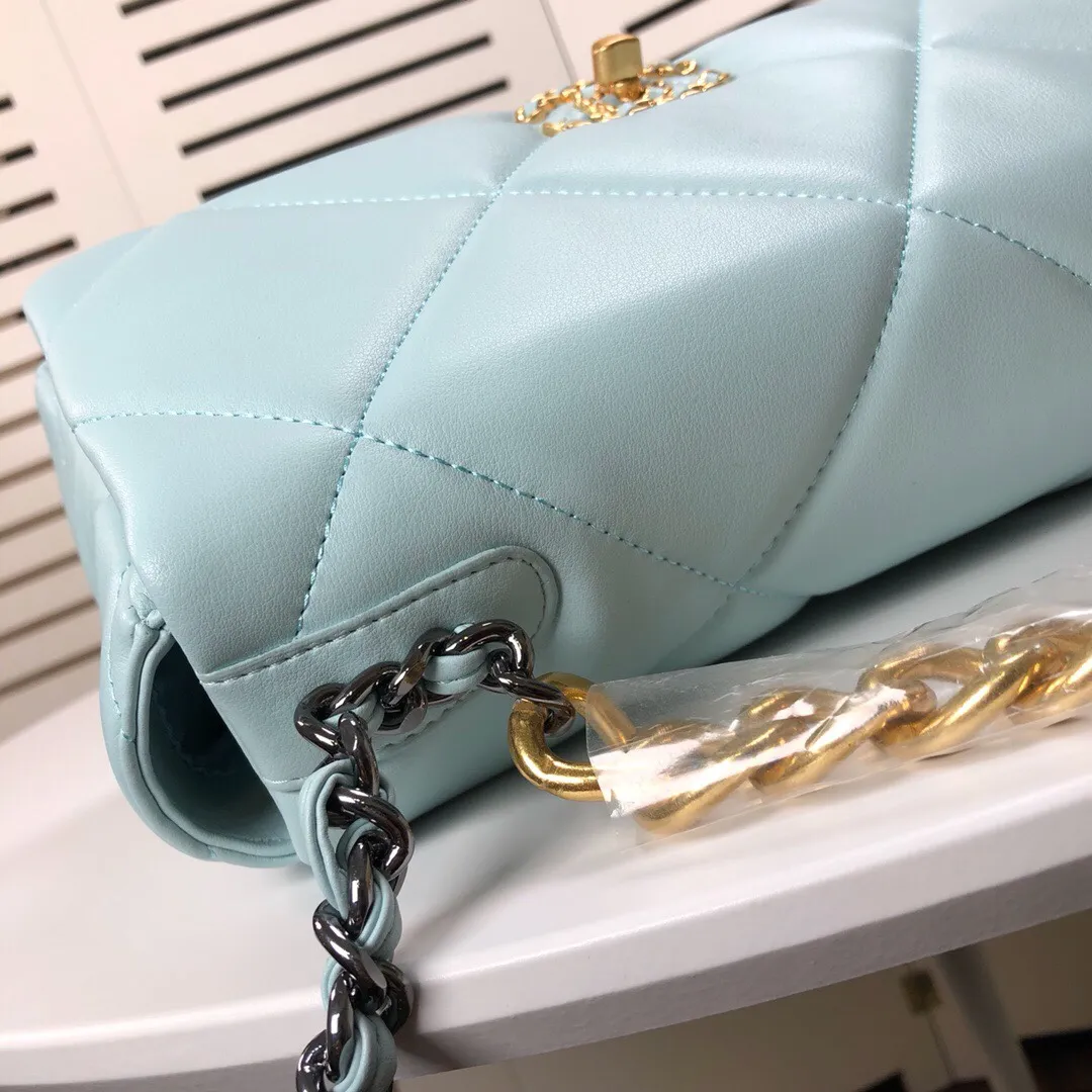 💰410￥Mint Green Medium Size Chanel's latest hot model is now available📣📣Synchronized with counters🤭Imported cowhide🐂very soft to the touch. The upper body effect is super good, it can be carried by hand, on one shoulder or cross-body, showing the elegance and charm of women💃Hurry and get it, [color] model number: 9011, size: 30*20*12,