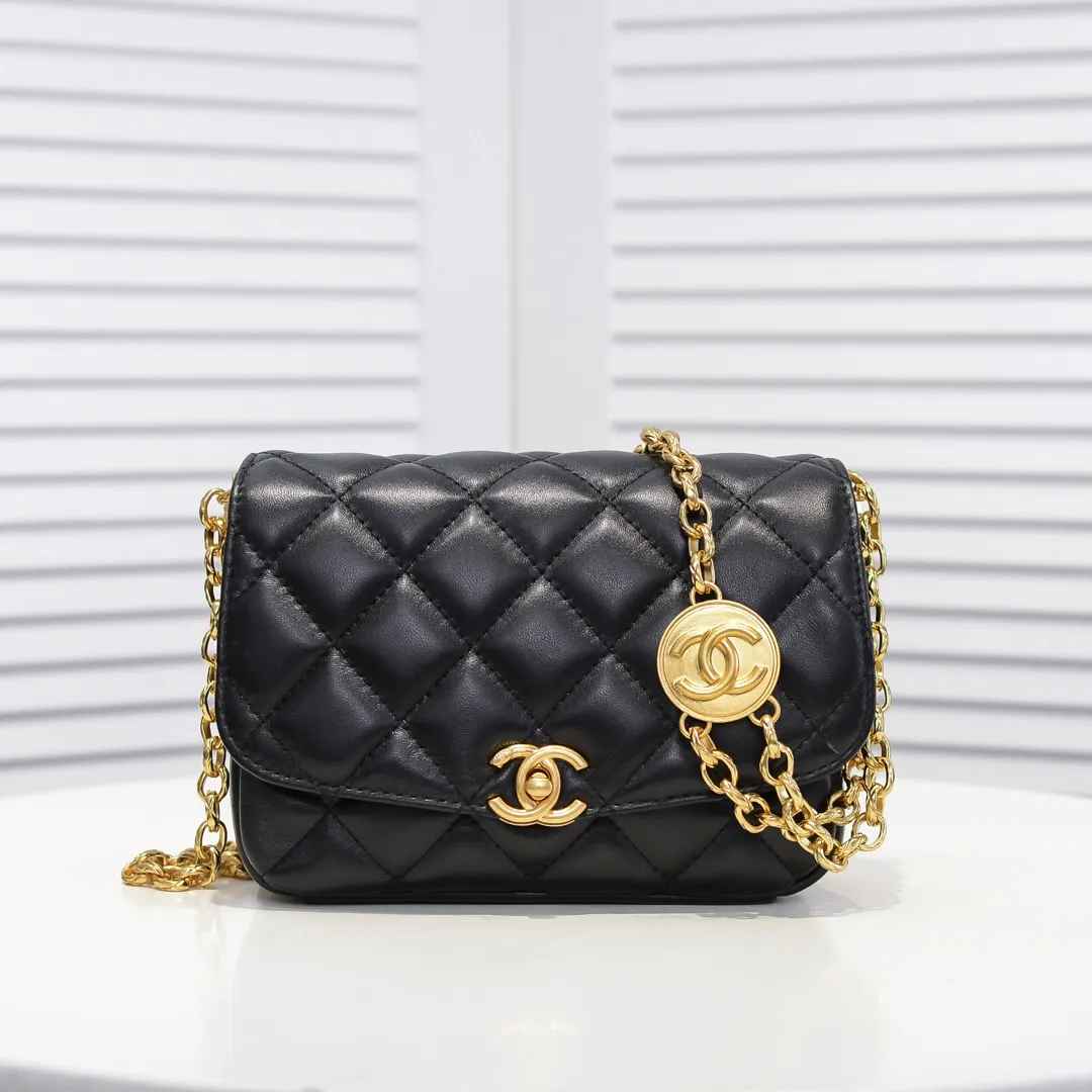 💰380￥💋Chanel 2020 Autumn and Winter Limited Edition Gold Coin Bag Sheepskin Gold coins have always been a symbol of luck and nobility. When paired with a bag, it makes you even more wealthy [Hey ha] Plus this design continues the CF classic elements, making the bag more beautiful and practical, and it is still a must-have series [Happy][Happy] Size: 21x17x7cm🎉🎉Model: 2222
