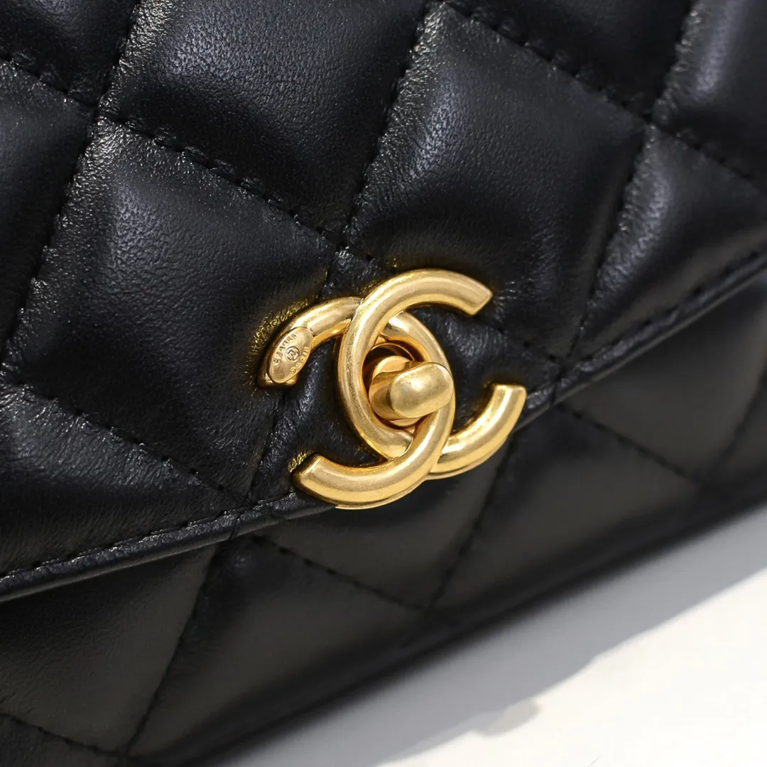 💰380￥💋Chanel 2020 Autumn and Winter Limited Edition Gold Coin Bag Sheepskin Gold coins have always been a symbol of luck and nobility. When paired with a bag, it makes you even more wealthy [Hey ha] Plus this design continues the CF classic elements, making the bag more beautiful and practical, and it is still a must-have series [Happy][Happy] Size: 21x17x7cm🎉🎉Model: 2222