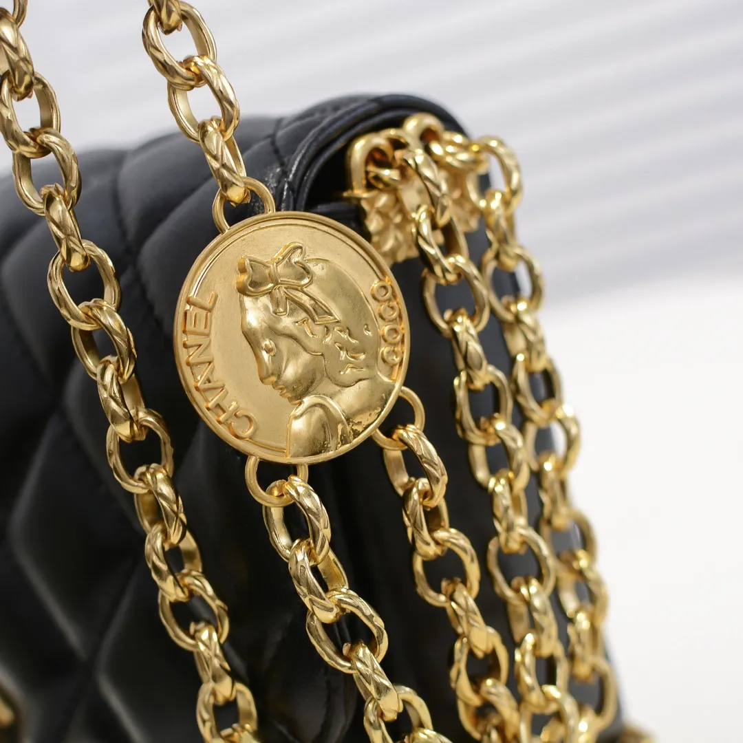 💰380￥💋Chanel 2020 Autumn and Winter Limited Edition Gold Coin Bag Sheepskin Gold coins have always been a symbol of luck and nobility. When paired with a bag, it makes you even more wealthy [Hey ha] Plus this design continues the CF classic elements, making the bag more beautiful and practical, and it is still a must-have series [Happy][Happy] Size: 21x17x7cm🎉🎉Model: 2222