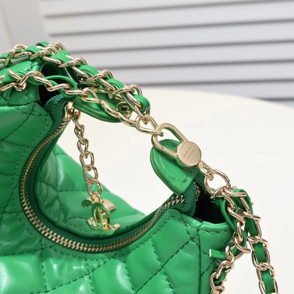 💰360￥Chane1️⃣23p Moon Bag🌙🤍l A beautiful little waste bag that makes me fall in love at first sight. The hardware is light champagne gold and has a thin chain. The counter sister made it look like a little moon. I was immediately so cute that I felt soft. It deserves the first place in 23p small waste bag. As expected, the end of the bag purchase is not Hermès but Chanel seasonal model Al💕Style number: 8089 Large Size: 15X20X6cm