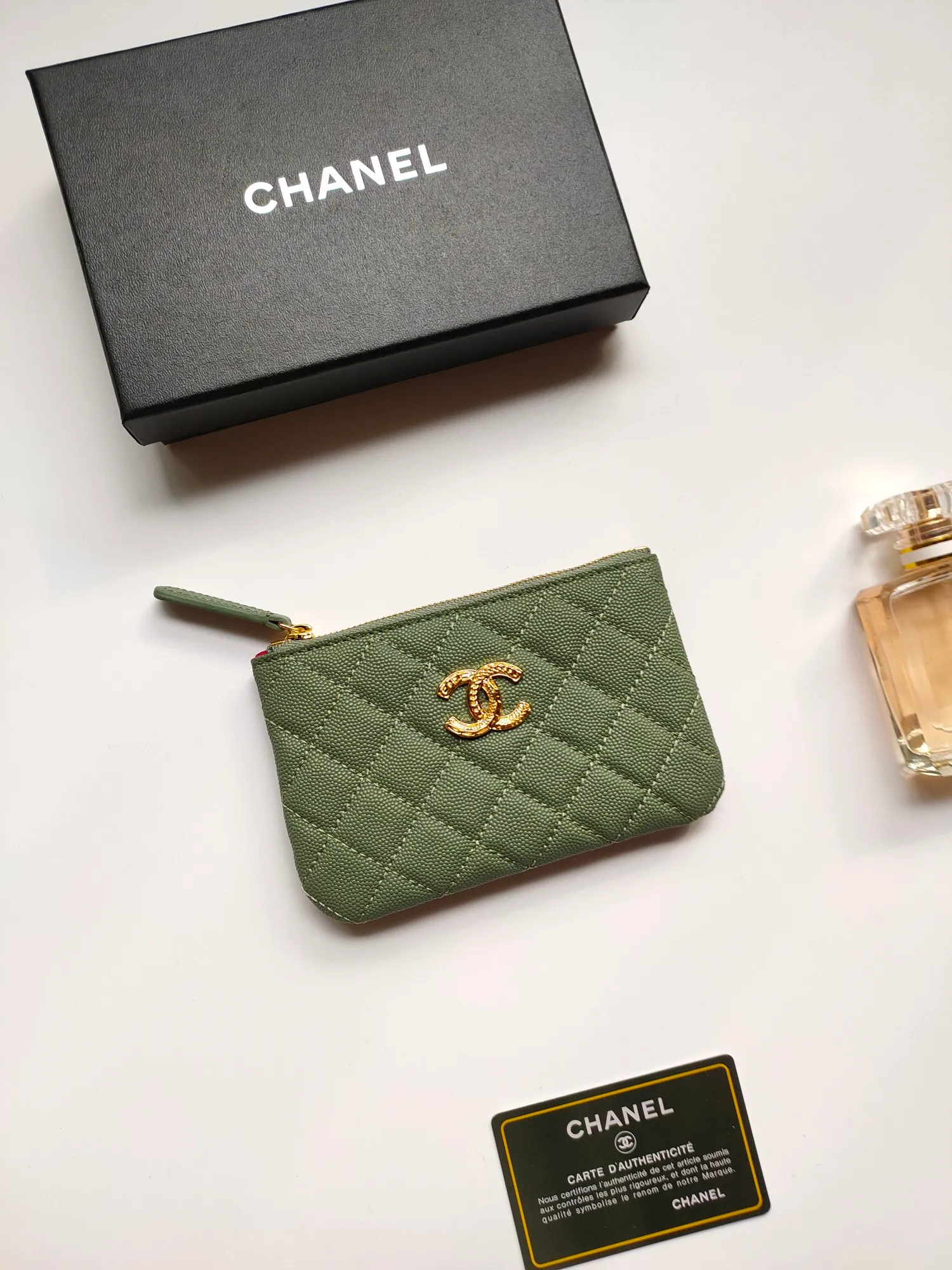 ￥120💰CHANEL 22k embossed lgo large double C hardware, fresh design, exquisite replica flavor, very beautiful, official website 2023 latest🆕Card holder, caviar medium ball grain cowhide is scratch-resistant, super glossy, it is troublesome to carry a bag that is too big in summer, suitable for putting in a mini bag, and convenient for carrying in your pocket😍 The bag has a zipper, which is super practical. You can also put cards, change, coins, and keys inside! Style number: 82365 Size: 15*8.5