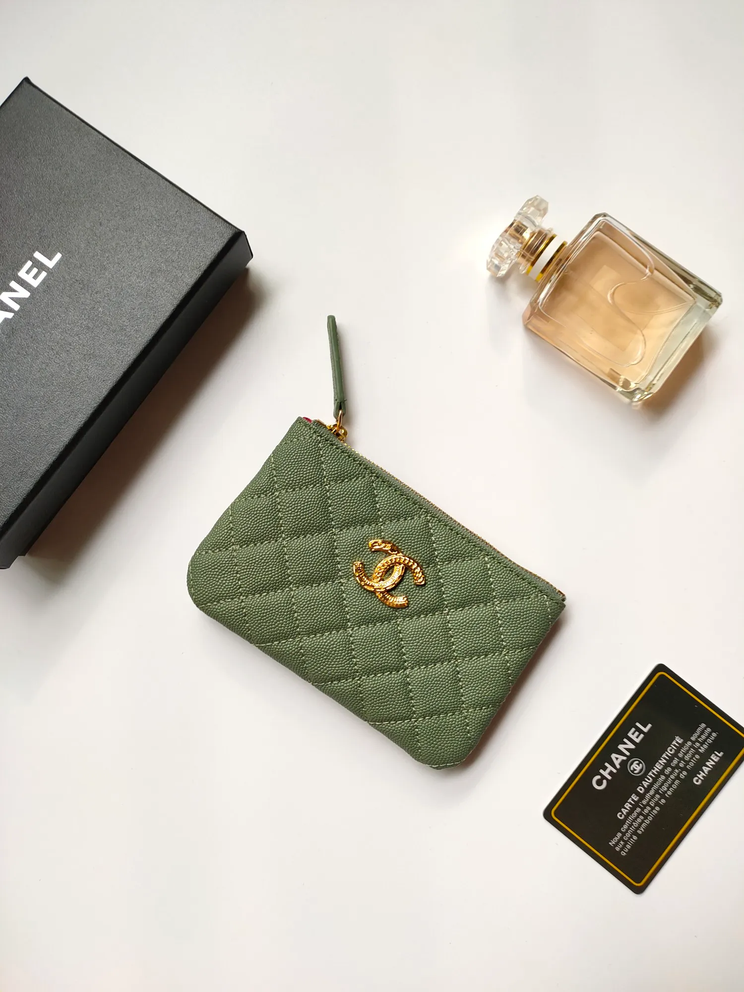 ￥120💰CHANEL 22k embossed lgo large double C hardware, fresh design, exquisite replica flavor, very beautiful, official website 2023 latest🆕Card holder, caviar medium ball grain cowhide is scratch-resistant, super glossy, it is troublesome to carry a bag that is too big in summer, suitable for putting in a mini bag, and convenient for carrying in your pocket😍 The bag has a zipper, which is super practical. You can also put cards, change, coins, and keys inside! Style number: 82365 Size: 15*8.5