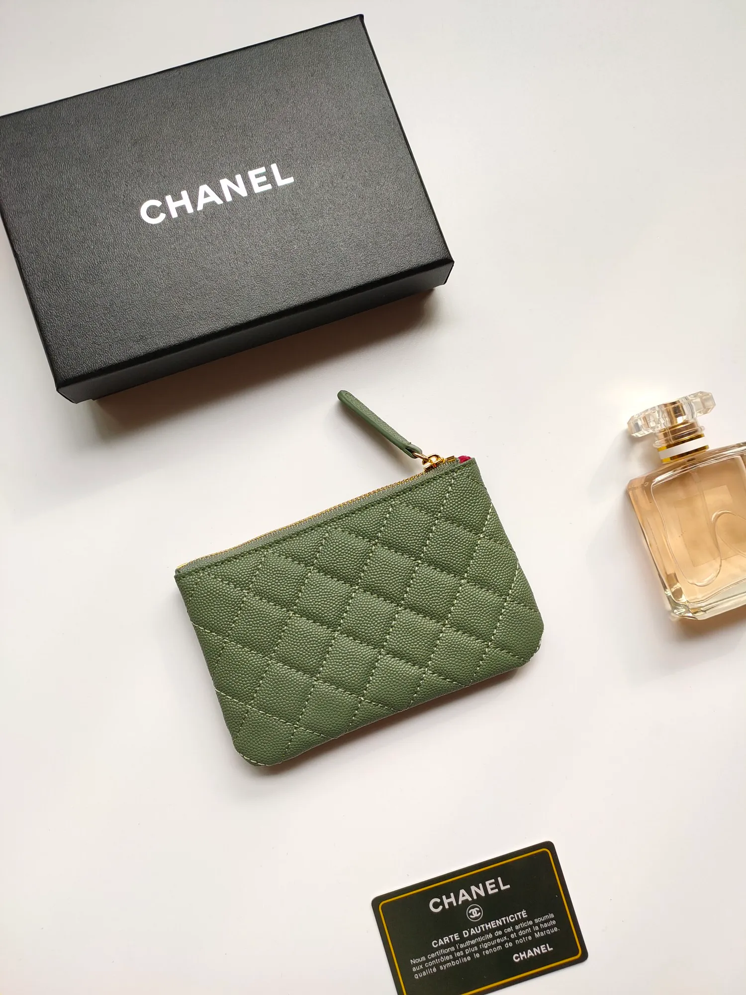 ￥120💰CHANEL 22k embossed lgo large double C hardware, fresh design, exquisite replica flavor, very beautiful, official website 2023 latest🆕Card holder, caviar medium ball grain cowhide is scratch-resistant, super glossy, it is troublesome to carry a bag that is too big in summer, suitable for putting in a mini bag, and convenient for carrying in your pocket😍 The bag has a zipper, which is super practical. You can also put cards, change, coins, and keys inside! Style number: 82365 Size: 15*8.5