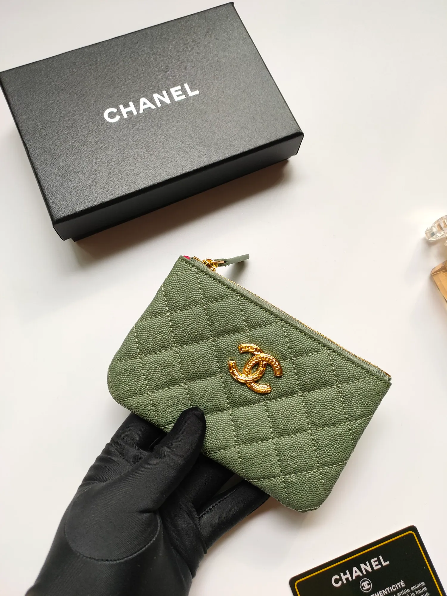 ￥120💰CHANEL 22k embossed lgo large double C hardware, fresh design, exquisite replica flavor, very beautiful, official website 2023 latest🆕Card holder, caviar medium ball grain cowhide is scratch-resistant, super glossy, it is troublesome to carry a bag that is too big in summer, suitable for putting in a mini bag, and convenient for carrying in your pocket😍 The bag has a zipper, which is super practical. You can also put cards, change, coins, and keys inside! Style number: 82365 Size: 15*8.5