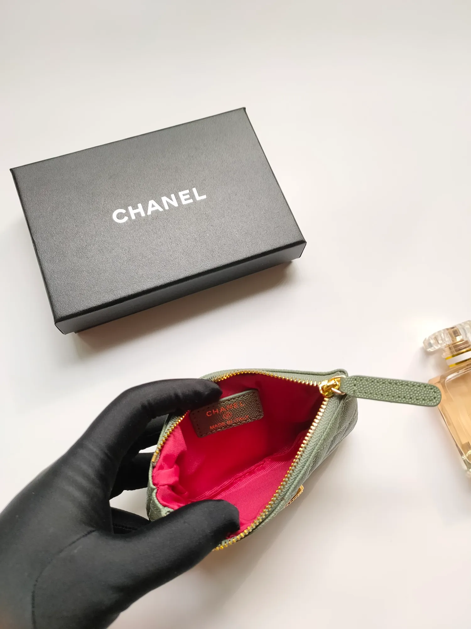 ￥120💰CHANEL 22k embossed lgo large double C hardware, fresh design, exquisite replica flavor, very beautiful, official website 2023 latest🆕Card holder, caviar medium ball grain cowhide is scratch-resistant, super glossy, it is troublesome to carry a bag that is too big in summer, suitable for putting in a mini bag, and convenient for carrying in your pocket😍 The bag has a zipper, which is super practical. You can also put cards, change, coins, and keys inside! Style number: 82365 Size: 15*8.5