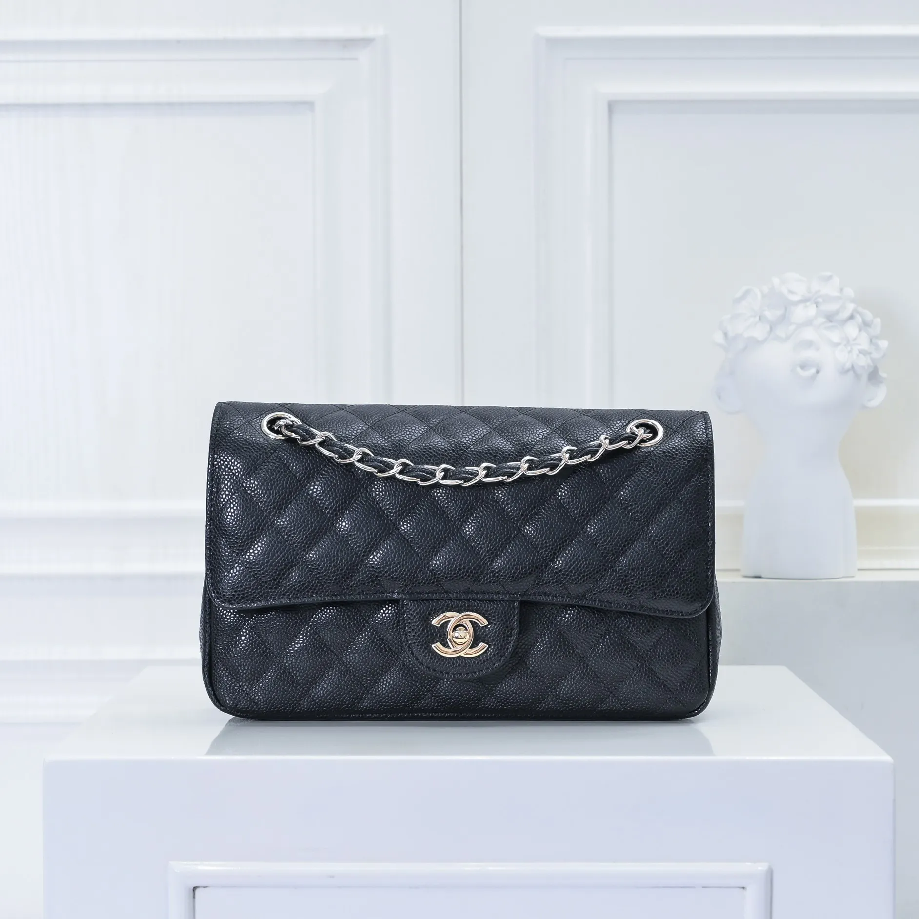 💰420￥Chanel,...Palace-level poison👏...Overseas original factory CF2.55...😱 Absolutely the top-notch caviar ball-grain cowhide you have never seen...✨Real K gold➰Gold buckle✨👑 The line spacing is perfectly consistent. The side of the bag is perfectly streamlined👏..It must have such a texture to be perfect💋 Follow the 9-pin diamond pattern. The flip cover is smooth and seamless ☑️ Strong visual three-dimensional effect 🔱 The diamond pattern is full and delicate 💑 It is super smooth, soft and comfortable to use 👒 CF is a must-have for girls. Size: 25.5*16*6.5cm. Style number: 1112 ball pattern