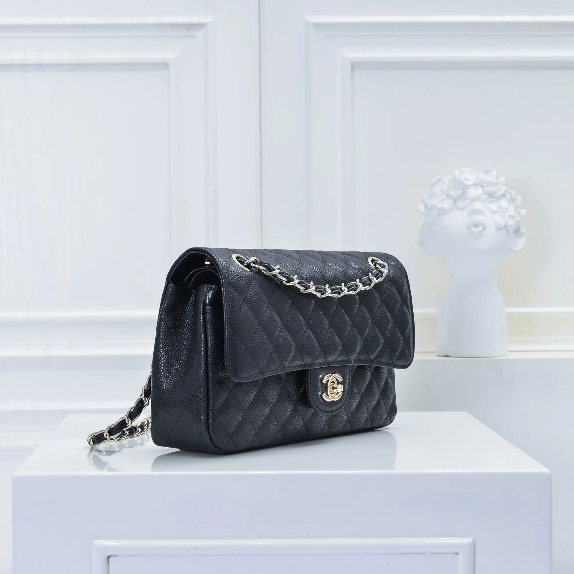 💰420￥Chanel,...Palace-level poison👏...Overseas original factory CF2.55...😱 Absolutely the top-notch caviar ball-grain cowhide you have never seen...✨Real K gold➰Gold buckle✨👑 The line spacing is perfectly consistent. The side of the bag is perfectly streamlined👏..It must have such a texture to be perfect💋 Follow the 9-pin diamond pattern. The flip cover is smooth and seamless ☑️ Strong visual three-dimensional effect 🔱 The diamond pattern is full and delicate 💑 It is super smooth, soft and comfortable to use 👒 CF is a must-have for girls. Size: 25.5*16*6.5cm. Style number: 1112 ball pattern