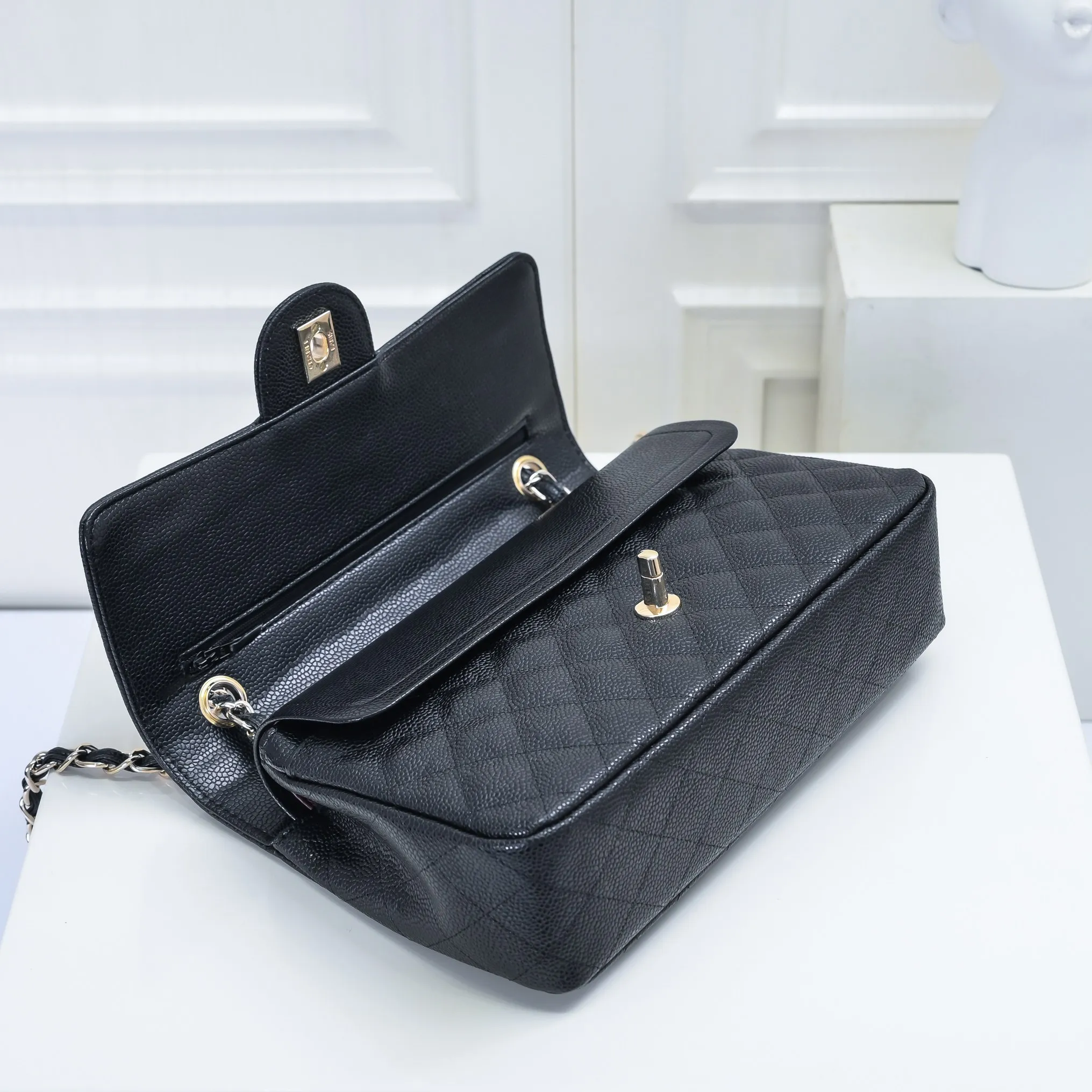 💰420￥Chanel,...Palace-level poison👏...Overseas original factory CF2.55...😱 Absolutely the top-notch caviar ball-grain cowhide you have never seen...✨Real K gold➰Gold buckle✨👑 The line spacing is perfectly consistent. The side of the bag is perfectly streamlined👏..It must have such a texture to be perfect💋 Follow the 9-pin diamond pattern. The flip cover is smooth and seamless ☑️ Strong visual three-dimensional effect 🔱 The diamond pattern is full and delicate 💑 It is super smooth, soft and comfortable to use 👒 CF is a must-have for girls. Size: 25.5*16*6.5cm. Style number: 1112 ball pattern