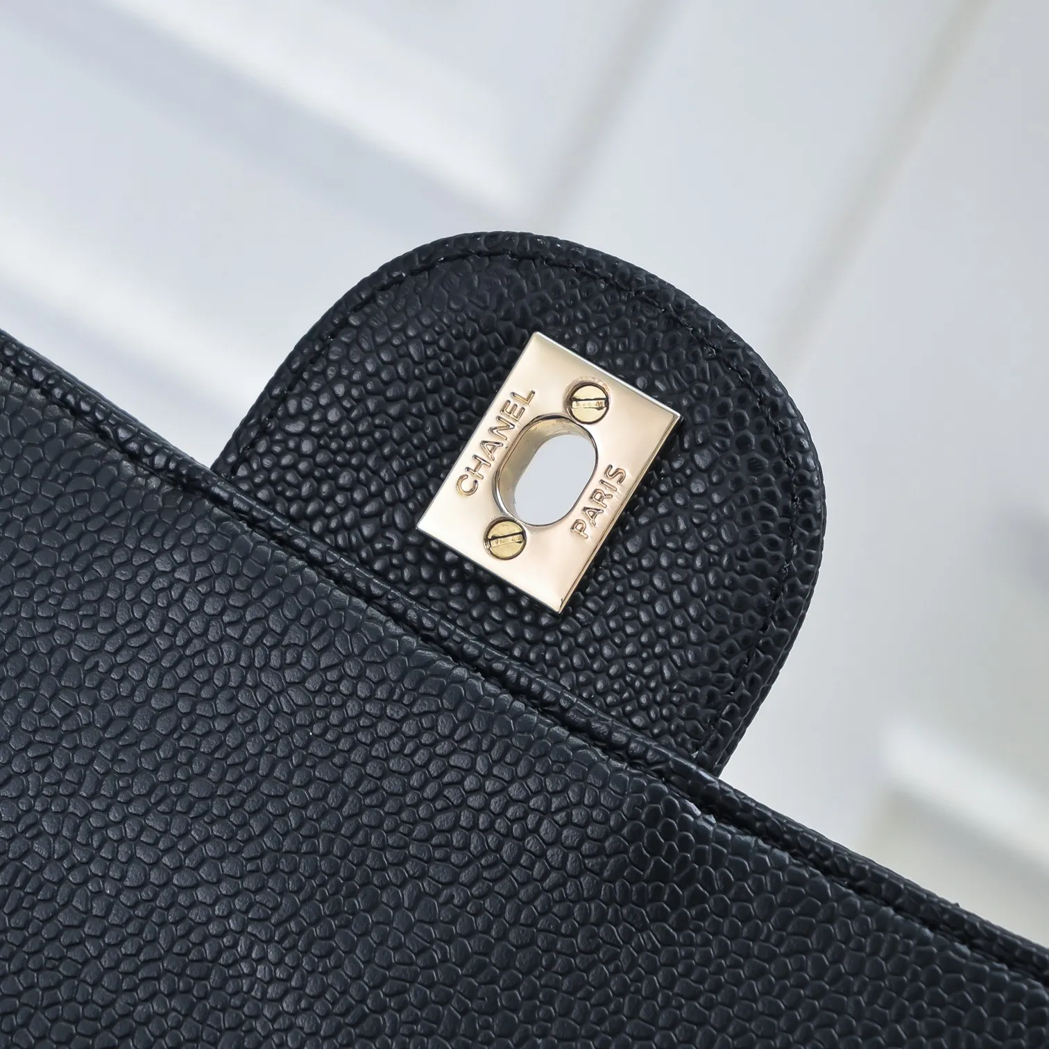 💰420￥Chanel,...Palace-level poison👏...Overseas original factory CF2.55...😱 Absolutely the top-notch caviar ball-grain cowhide you have never seen...✨Real K gold➰Gold buckle✨👑 The line spacing is perfectly consistent. The side of the bag is perfectly streamlined👏..It must have such a texture to be perfect💋 Follow the 9-pin diamond pattern. The flip cover is smooth and seamless ☑️ Strong visual three-dimensional effect 🔱 The diamond pattern is full and delicate 💑 It is super smooth, soft and comfortable to use 👒 CF is a must-have for girls. Size: 25.5*16*6.5cm. Style number: 1112 ball pattern