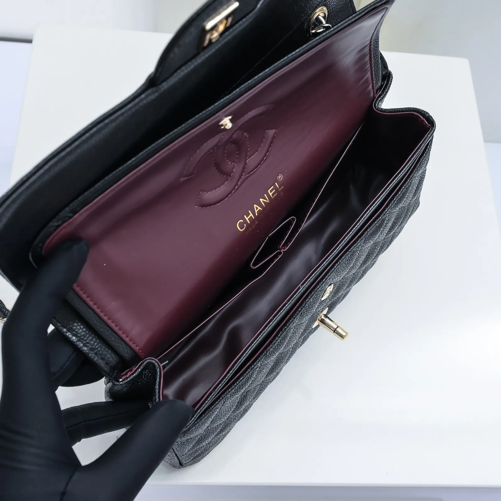💰420￥Chanel,...Palace-level poison👏...Overseas original factory CF2.55...😱 Absolutely the top-notch caviar ball-grain cowhide you have never seen...✨Real K gold➰Gold buckle✨👑 The line spacing is perfectly consistent. The side of the bag is perfectly streamlined👏..It must have such a texture to be perfect💋 Follow the 9-pin diamond pattern. The flip cover is smooth and seamless ☑️ Strong visual three-dimensional effect 🔱 The diamond pattern is full and delicate 💑 It is super smooth, soft and comfortable to use 👒 CF is a must-have for girls. Size: 25.5*16*6.5cm. Style number: 1112 ball pattern