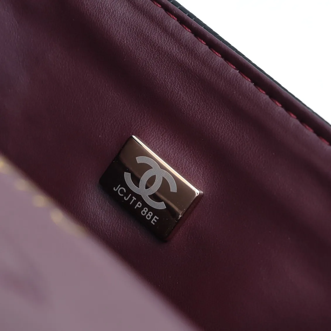 💰420￥Chanel,...Palace-level poison👏...Overseas original factory CF2.55...😱 Absolutely the top-notch caviar ball-grain cowhide you have never seen...✨Real K gold➰Gold buckle✨👑 The line spacing is perfectly consistent. The side of the bag is perfectly streamlined👏..It must have such a texture to be perfect💋 Follow the 9-pin diamond pattern. The flip cover is smooth and seamless ☑️ Strong visual three-dimensional effect 🔱 The diamond pattern is full and delicate 💑 It is super smooth, soft and comfortable to use 👒 CF is a must-have for girls. Size: 25.5*16*6.5cm. Style number: 1112 ball pattern