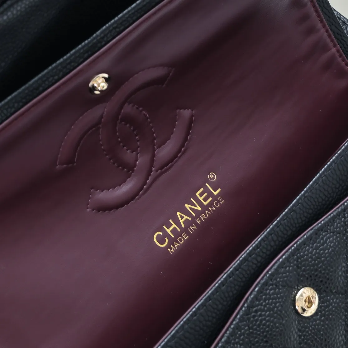 💰420￥Chanel,...Palace-level poison👏...Overseas original factory CF2.55...😱 Absolutely the top-notch caviar ball-grain cowhide you have never seen...✨Real K gold➰Gold buckle✨👑 The line spacing is perfectly consistent. The side of the bag is perfectly streamlined👏..It must have such a texture to be perfect💋 Follow the 9-pin diamond pattern. The flip cover is smooth and seamless ☑️ Strong visual three-dimensional effect 🔱 The diamond pattern is full and delicate 💑 It is super smooth, soft and comfortable to use 👒 CF is a must-have for girls. Size: 25.5*16*6.5cm. Style number: 1112 ball pattern