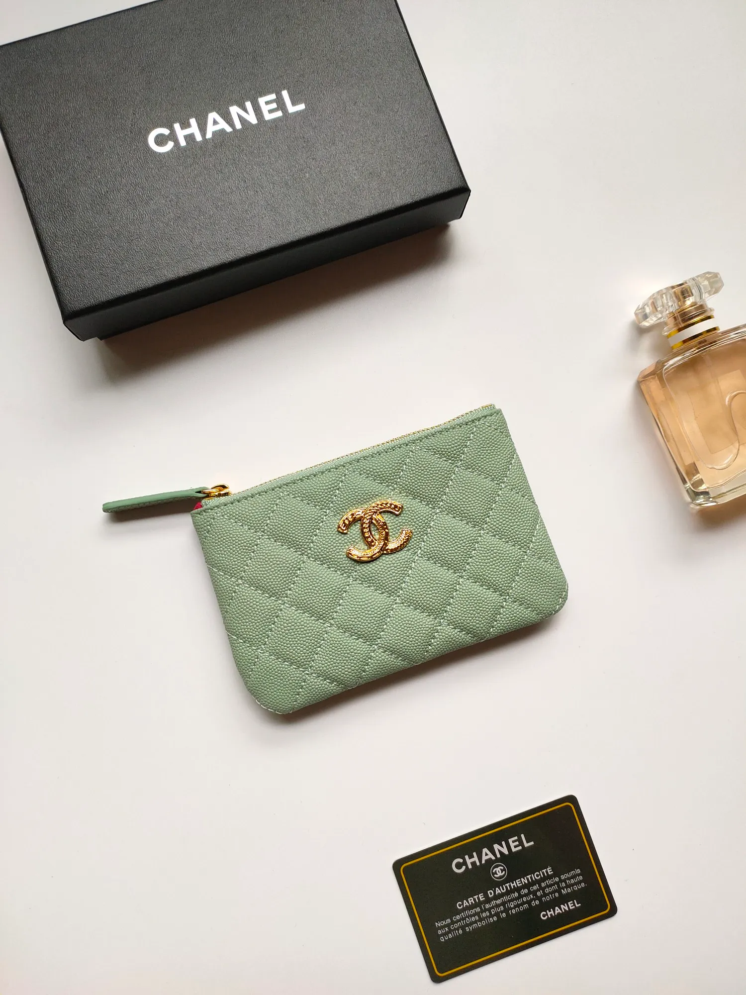 ￥120💰CHANEL 22k embossed lgo large double C hardware, fresh design, exquisite replica flavor, very beautiful, official website 2023 latest🆕Card holder, caviar medium ball grain cowhide is scratch-resistant, super glossy, it is troublesome to carry a bag that is too big in summer, suitable for putting in a mini bag, and convenient for carrying in your pocket😍 The bag has a zipper, which is super practical. You can also put cards, change, coins, and keys inside! Style number: 82365 Size: 15*8.5