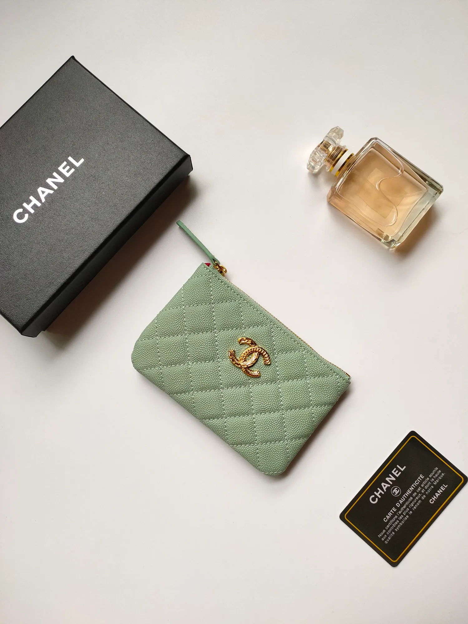 ￥120💰CHANEL 22k embossed lgo large double C hardware, fresh design, exquisite replica flavor, very beautiful, official website 2023 latest🆕Card holder, caviar medium ball grain cowhide is scratch-resistant, super glossy, it is troublesome to carry a bag that is too big in summer, suitable for putting in a mini bag, and convenient for carrying in your pocket😍 The bag has a zipper, which is super practical. You can also put cards, change, coins, and keys inside! Style number: 82365 Size: 15*8.5