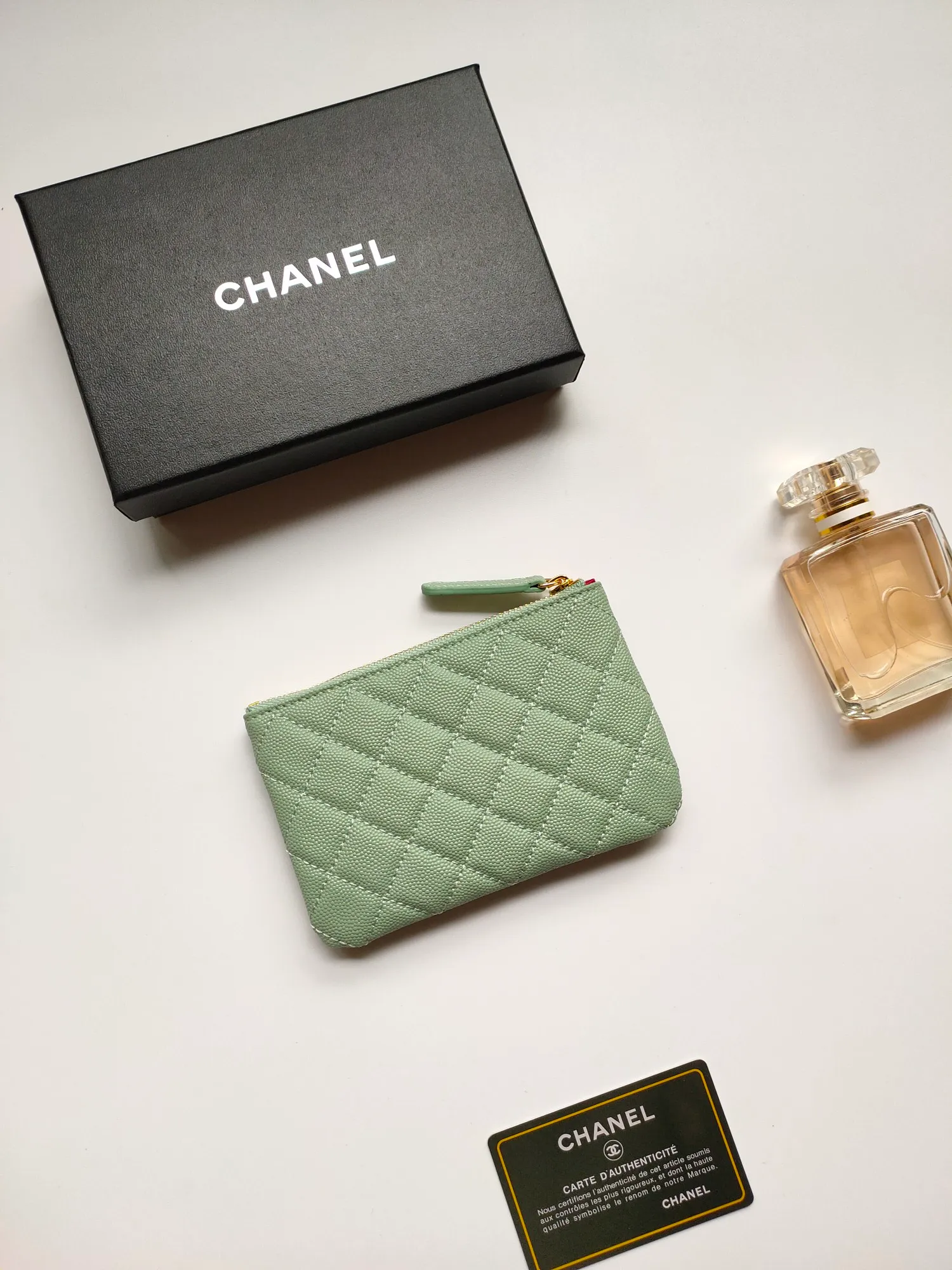 ￥120💰CHANEL 22k embossed lgo large double C hardware, fresh design, exquisite replica flavor, very beautiful, official website 2023 latest🆕Card holder, caviar medium ball grain cowhide is scratch-resistant, super glossy, it is troublesome to carry a bag that is too big in summer, suitable for putting in a mini bag, and convenient for carrying in your pocket😍 The bag has a zipper, which is super practical. You can also put cards, change, coins, and keys inside! Style number: 82365 Size: 15*8.5