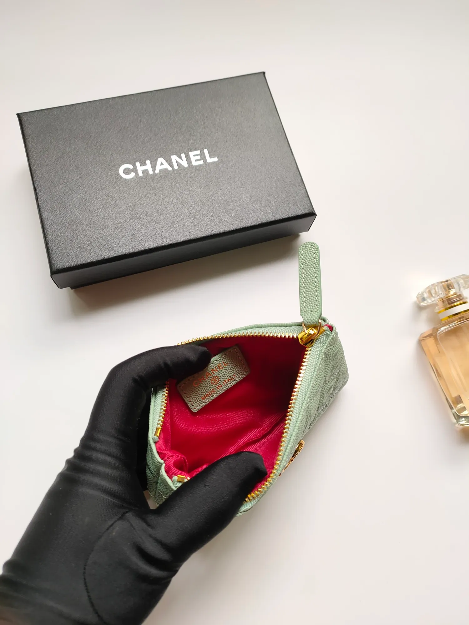 ￥120💰CHANEL 22k embossed lgo large double C hardware, fresh design, exquisite replica flavor, very beautiful, official website 2023 latest🆕Card holder, caviar medium ball grain cowhide is scratch-resistant, super glossy, it is troublesome to carry a bag that is too big in summer, suitable for putting in a mini bag, and convenient for carrying in your pocket😍 The bag has a zipper, which is super practical. You can also put cards, change, coins, and keys inside! Style number: 82365 Size: 15*8.5