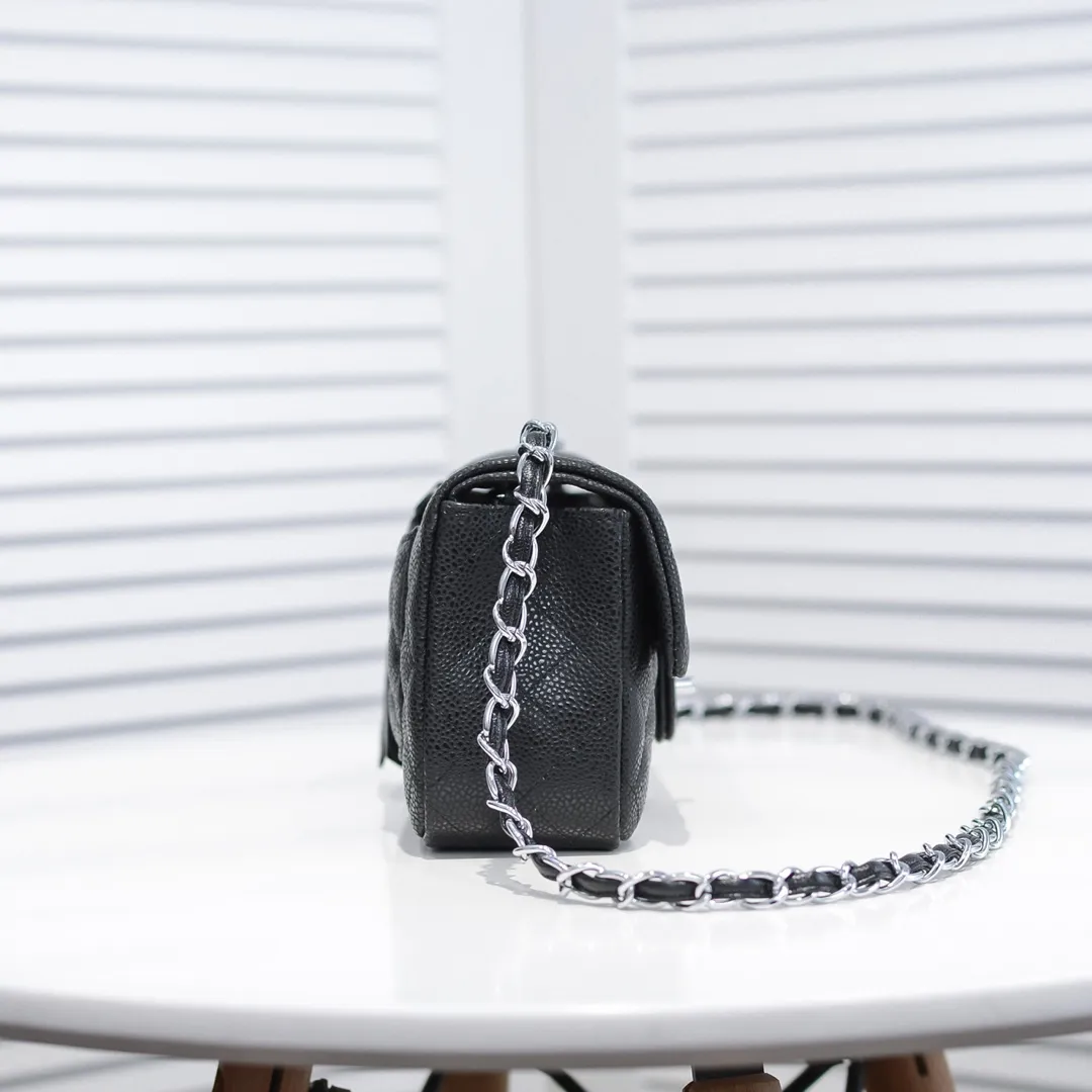 💰320￥💥CF versatile caviar cowhide🌹 Chanel💃🏻‼ ️Eternal classic style [shy] noble temperament💃🏻favorite of celebrities🌟soft leather and high-end👍counter hardware exquisite workmanship to reject defects [strong] both dazzling and feminine 😝[strong] luxurious and durable🌟size: 20*14*7cm style number 1116 reverse edge