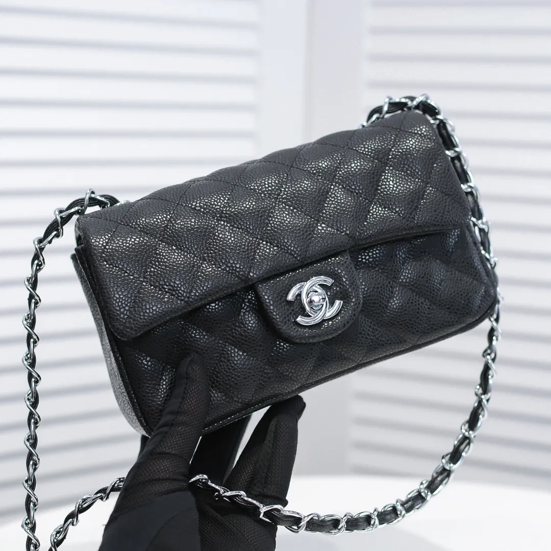💰320￥💥CF versatile caviar cowhide🌹 Chanel💃🏻‼ ️Eternal classic style [shy] noble temperament💃🏻favorite of celebrities🌟soft leather and high-end👍counter hardware exquisite workmanship to reject defects [strong] both dazzling and feminine 😝[strong] luxurious and durable🌟size: 20*14*7cm style number 1116 reverse edge