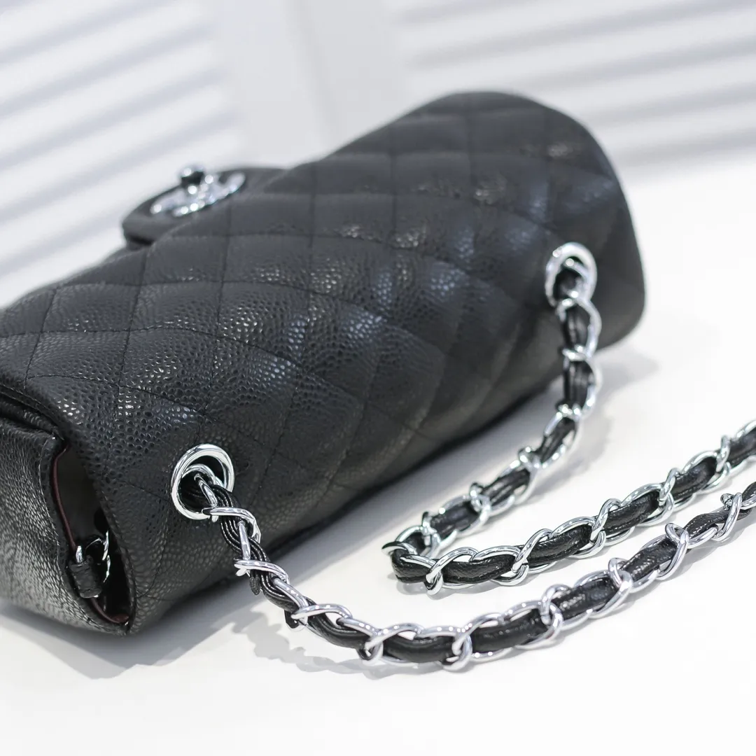 💰320￥💥CF versatile caviar cowhide🌹 Chanel💃🏻‼ ️Eternal classic style [shy] noble temperament💃🏻favorite of celebrities🌟soft leather and high-end👍counter hardware exquisite workmanship to reject defects [strong] both dazzling and feminine 😝[strong] luxurious and durable🌟size: 20*14*7cm style number 1116 reverse edge