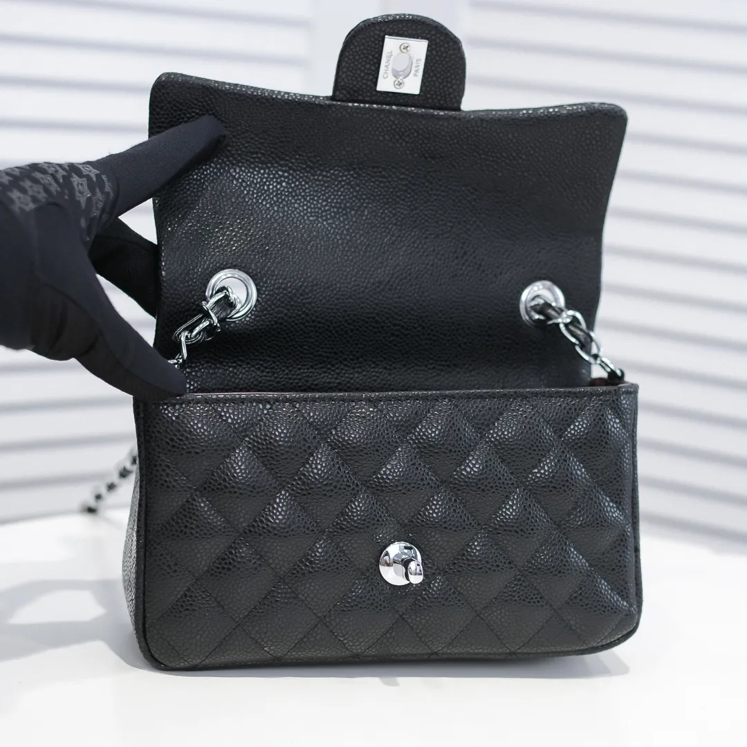 💰320￥💥CF versatile caviar cowhide🌹 Chanel💃🏻‼ ️Eternal classic style [shy] noble temperament💃🏻favorite of celebrities🌟soft leather and high-end👍counter hardware exquisite workmanship to reject defects [strong] both dazzling and feminine 😝[strong] luxurious and durable🌟size: 20*14*7cm style number 1116 reverse edge
