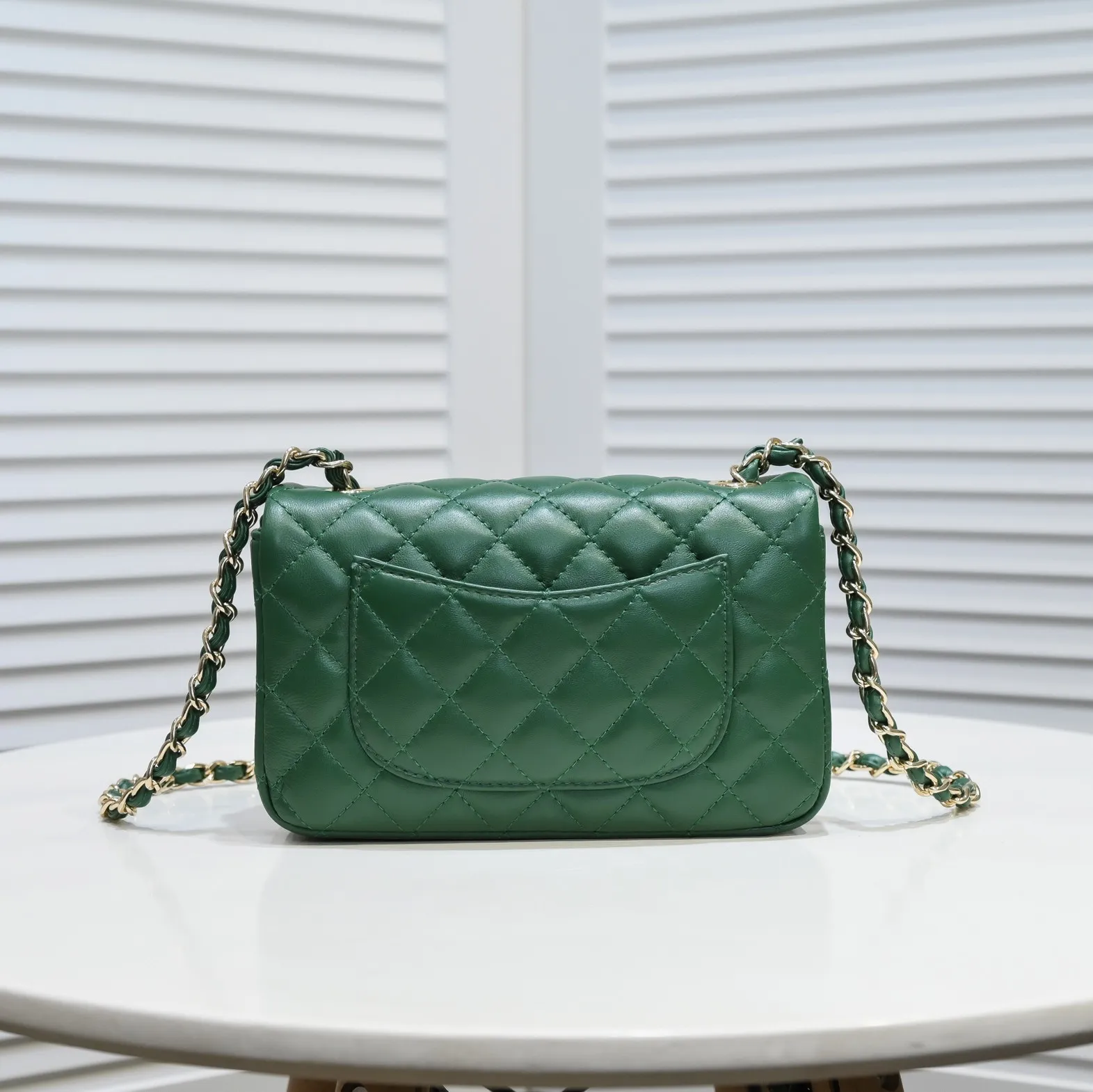 💰320￥CF versatile lambskin🌹 Chanel💃🏻‼ ️Eternal classic style [shy] noble temperament💃🏻favorite of celebrities🌟soft leather and high-end👍counter hardware exquisite workmanship to reject flaws [strong] both dazzling and feminine 😝[strong] luxurious and durable🌟Size: 20*14*7cm Style number: 1116