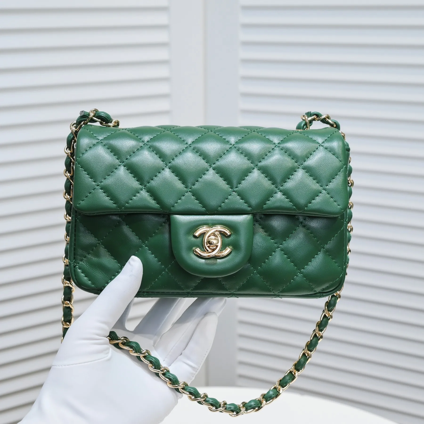 💰320￥CF versatile lambskin🌹 Chanel💃🏻‼ ️Eternal classic style [shy] noble temperament💃🏻favorite of celebrities🌟soft leather and high-end👍counter hardware exquisite workmanship to reject flaws [strong] both dazzling and feminine 😝[strong] luxurious and durable🌟Size: 20*14*7cm Style number: 1116