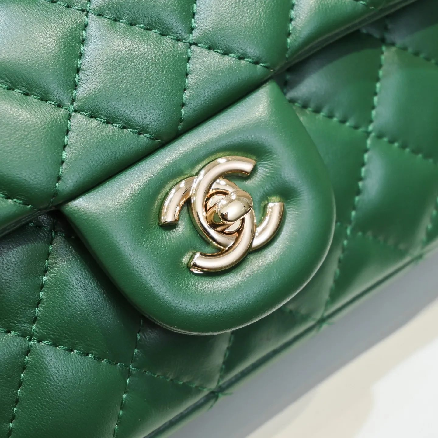 💰320￥CF versatile lambskin🌹 Chanel💃🏻‼ ️Eternal classic style [shy] noble temperament💃🏻favorite of celebrities🌟soft leather and high-end👍counter hardware exquisite workmanship to reject flaws [strong] both dazzling and feminine 😝[strong] luxurious and durable🌟Size: 20*14*7cm Style number: 1116