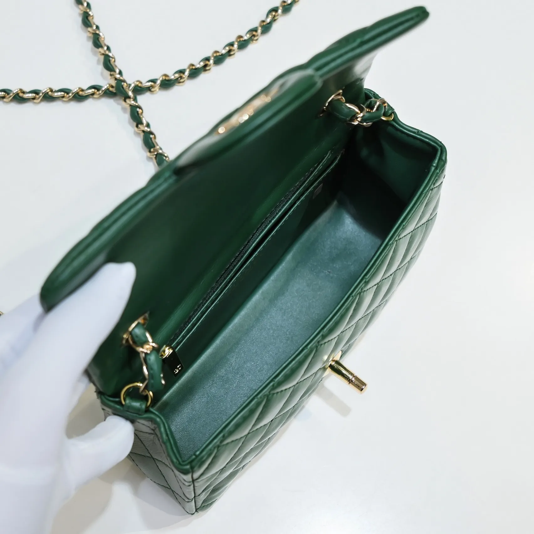 💰320￥CF versatile lambskin🌹 Chanel💃🏻‼ ️Eternal classic style [shy] noble temperament💃🏻favorite of celebrities🌟soft leather and high-end👍counter hardware exquisite workmanship to reject flaws [strong] both dazzling and feminine 😝[strong] luxurious and durable🌟Size: 20*14*7cm Style number: 1116