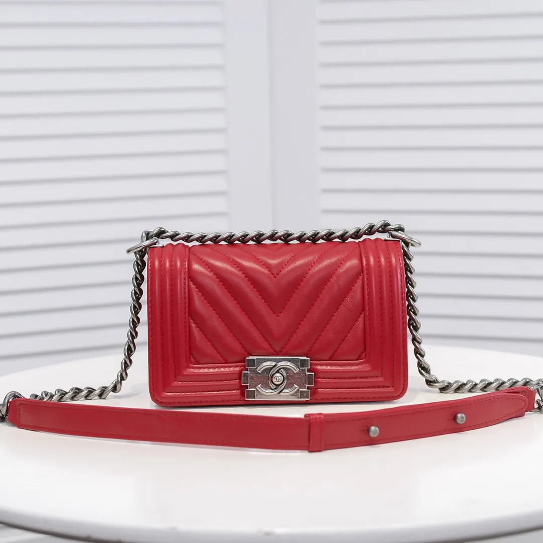 💰400￥ (Full sheepskin with original hardware) [Smile] Chanel Chanel 👑 Lambskin [Lightning] Thickened electroplated hardware accessories 🌈 The workmanship is comparable to the original order 💪 The bottom can be pinched and rebounded without trace, absolutely spot-on and real-life, fashionable and durable 💪💪 High-end quality, no pressure in and out of the drill cabinet 💏, size 20*12*7cm, style number 67085