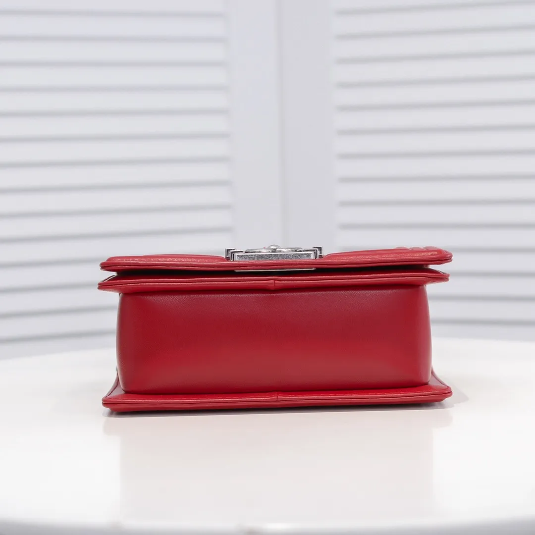 💰400￥ (Full sheepskin with original hardware) [Smile] Chanel Chanel 👑 Lambskin [Lightning] Thickened electroplated hardware accessories 🌈 The workmanship is comparable to the original order 💪 The bottom can be pinched and rebounded without trace, absolutely spot-on and real-life, fashionable and durable 💪💪 High-end quality, no pressure in and out of the drill cabinet 💏, size 20*12*7cm, style number 67085