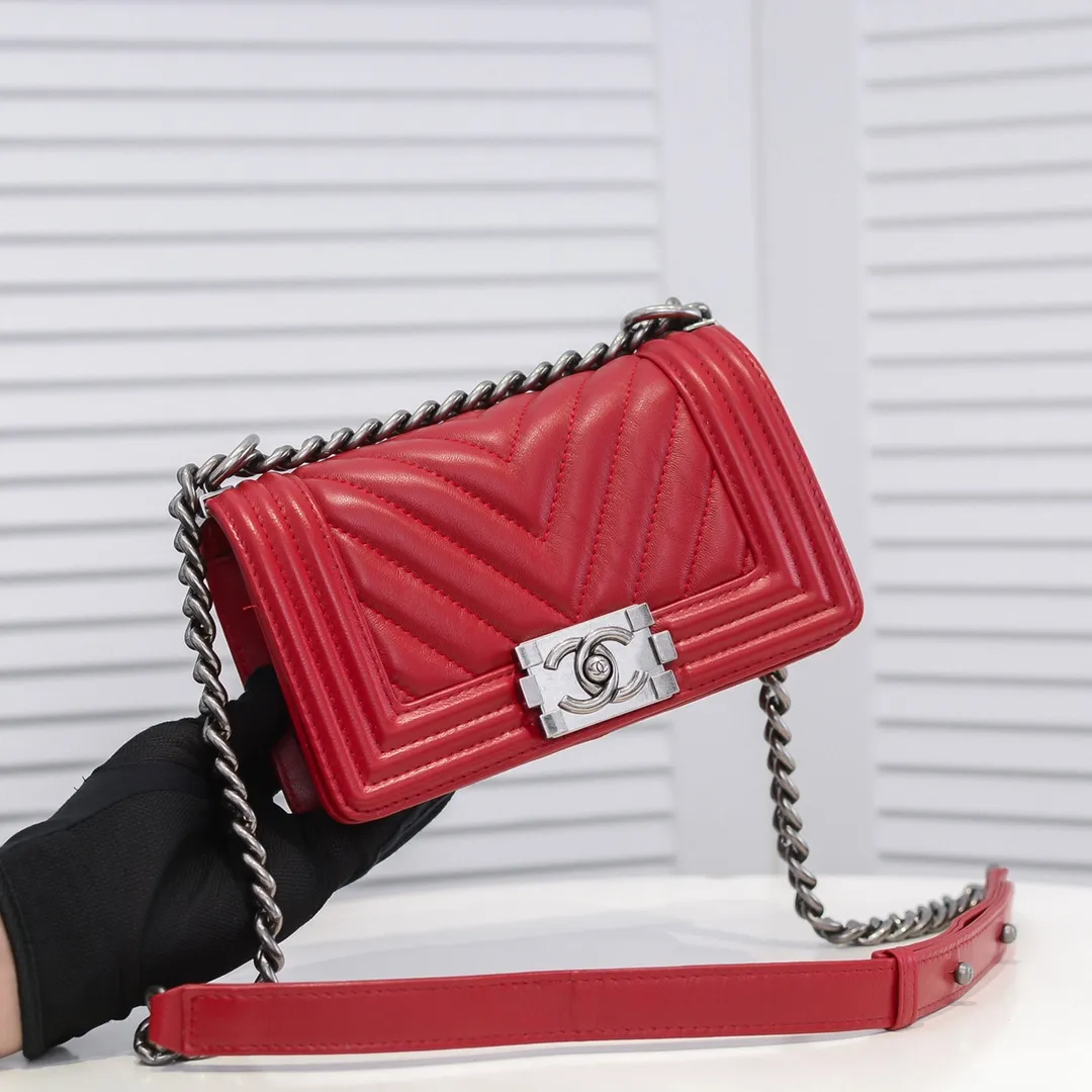 💰400￥ (Full sheepskin with original hardware) [Smile] Chanel Chanel 👑 Lambskin [Lightning] Thickened electroplated hardware accessories 🌈 The workmanship is comparable to the original order 💪 The bottom can be pinched and rebounded without trace, absolutely spot-on and real-life, fashionable and durable 💪💪 High-end quality, no pressure in and out of the drill cabinet 💏, size 20*12*7cm, style number 67085