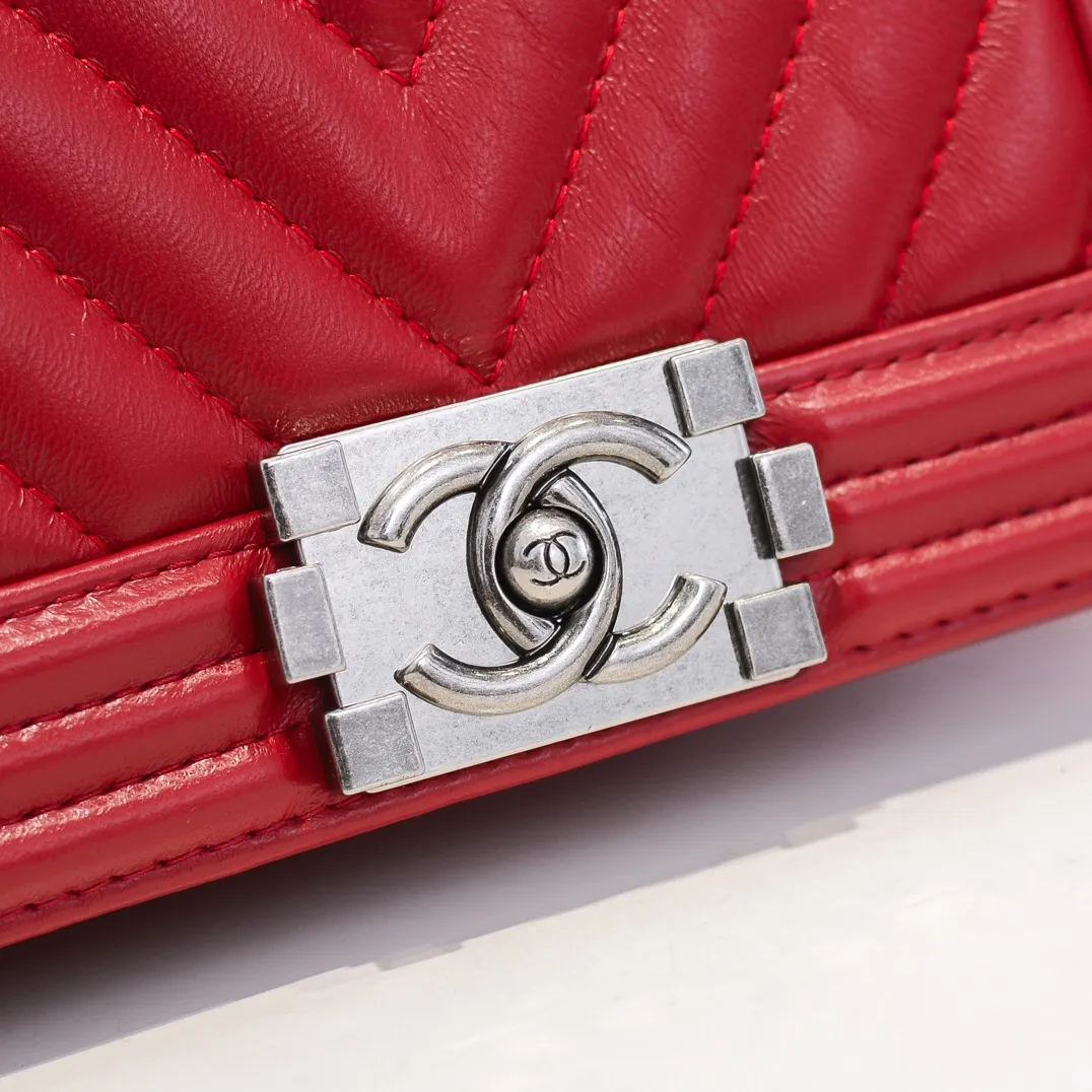 💰400￥ (Full sheepskin with original hardware) [Smile] Chanel Chanel 👑 Lambskin [Lightning] Thickened electroplated hardware accessories 🌈 The workmanship is comparable to the original order 💪 The bottom can be pinched and rebounded without trace, absolutely spot-on and real-life, fashionable and durable 💪💪 High-end quality, no pressure in and out of the drill cabinet 💏, size 20*12*7cm, style number 67085