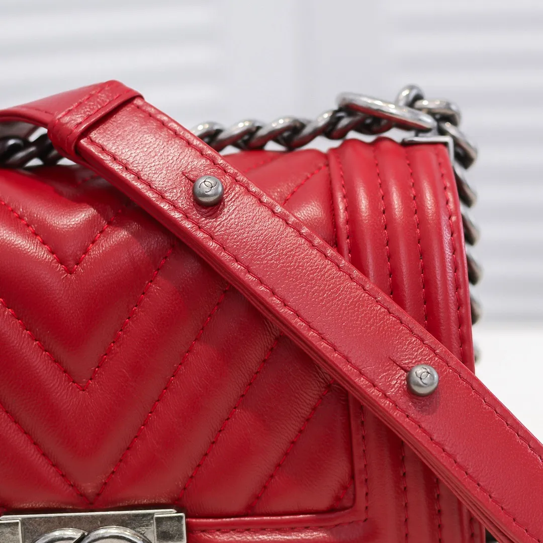 💰400￥ (Full sheepskin with original hardware) [Smile] Chanel Chanel 👑 Lambskin [Lightning] Thickened electroplated hardware accessories 🌈 The workmanship is comparable to the original order 💪 The bottom can be pinched and rebounded without trace, absolutely spot-on and real-life, fashionable and durable 💪💪 High-end quality, no pressure in and out of the drill cabinet 💏, size 20*12*7cm, style number 67085