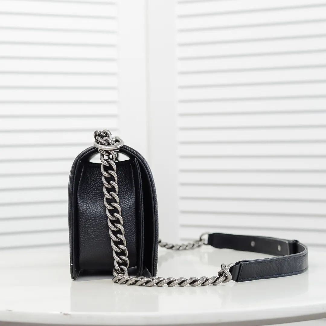 💰460￥ "Full leather inside and out with original hardware" Chanel👑 Using imported first-layer cowhide with lychee pattern [color] [lightning] thickened electroplated hardware accessories🌈The workmanship is comparable to the original order💪The bottom can be pinched and rebounded without trace, absolutely spot-on and real-life, fashionable and durable💪💪High-end quality, no pressure in and out of the drill cabinet💏, size 25*15*8cm Style number: 67086