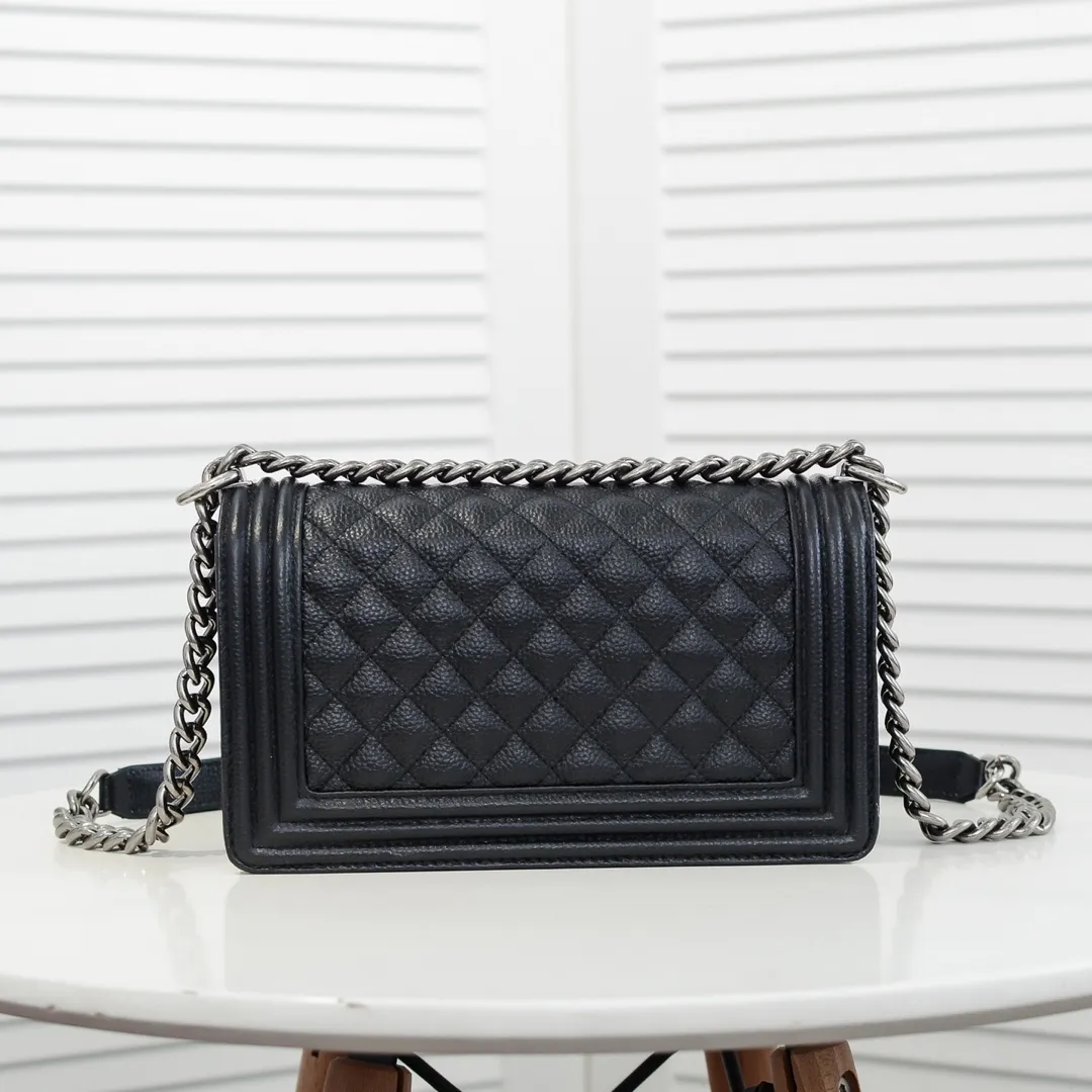 💰460￥ "Full leather inside and out with original hardware" Chanel👑 Using imported first-layer cowhide with lychee pattern [color] [lightning] thickened electroplated hardware accessories🌈The workmanship is comparable to the original order💪The bottom can be pinched and rebounded without trace, absolutely spot-on and real-life, fashionable and durable💪💪High-end quality, no pressure in and out of the drill cabinet💏, size 25*15*8cm Style number: 67086