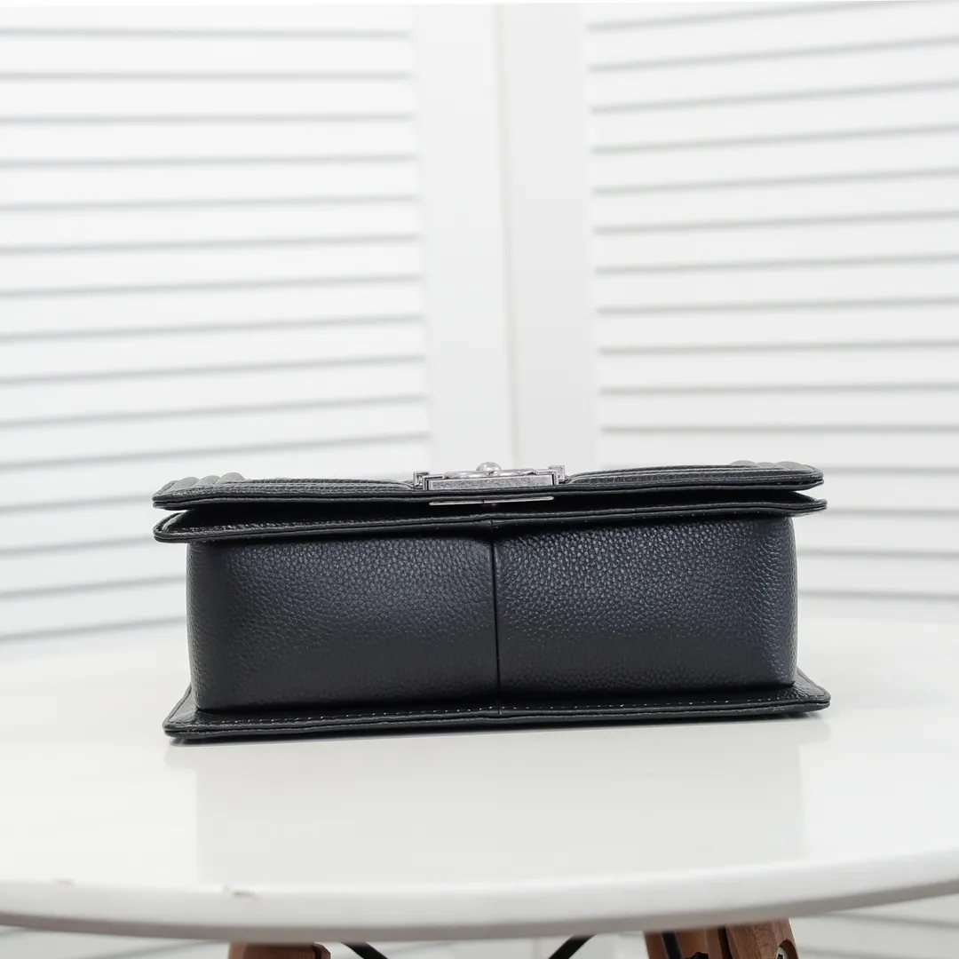 💰460￥ "Full leather inside and out with original hardware" Chanel👑 Using imported first-layer cowhide with lychee pattern [color] [lightning] thickened electroplated hardware accessories🌈The workmanship is comparable to the original order💪The bottom can be pinched and rebounded without trace, absolutely spot-on and real-life, fashionable and durable💪💪High-end quality, no pressure in and out of the drill cabinet💏, size 25*15*8cm Style number: 67086