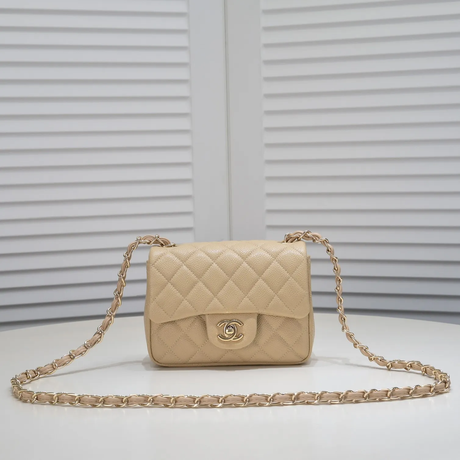 💰310￥Apricot Chanel🔺🚴🏼💸Select high-quality cowhide🌺Original split version to create one to one 💯The hand feel is first-class, 🌲The design inspired by the camera shape fully embodies perfection! [Qiang] [Qiang] Integrates art and practicality, [Ladybug] Gorgeous and low-key plump 💯📨📨Classic is irresistible, ♒ You have to receive it to understand ✈✈🍭🍭Insist on high quality and low price🐟🐟, model number: 1115, size: 17.5*13*5 cm