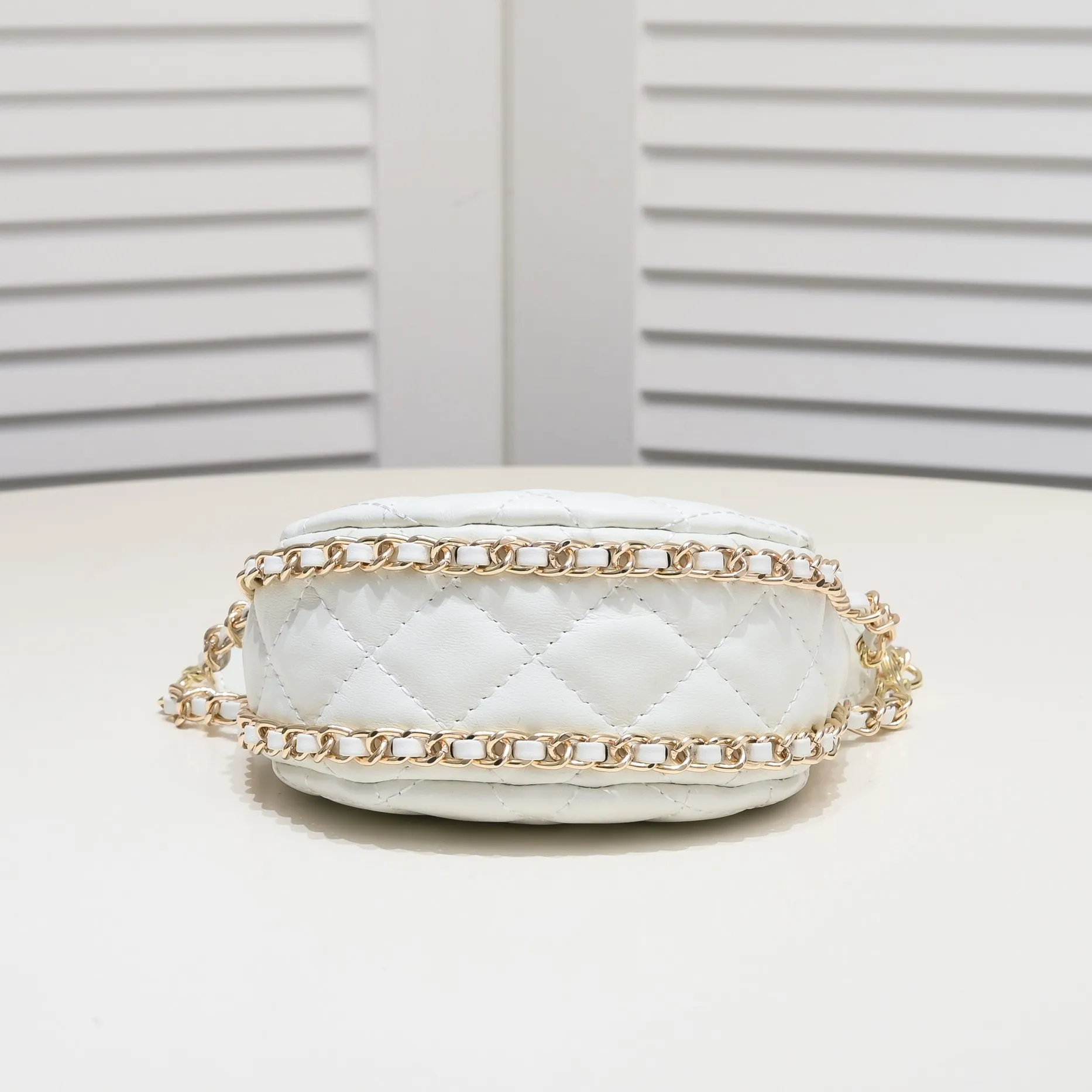 💰320￥Small size Chane1🛑23p moon bag🌙🤍l Beautiful small waste bag mini that fell in love at first glance. The hardware is light champagne gold and has a thin chain. The counter sister made it look like a small moon. I was immediately so cute that I felt soft. It deserves the first place in 23p small waste bag e. Sure enough, the end of the bag buying is not Hermès but Chanel seasonal style. Al style number: 8098 small size 💕Size: 4.1X3.7X2 (cm)
