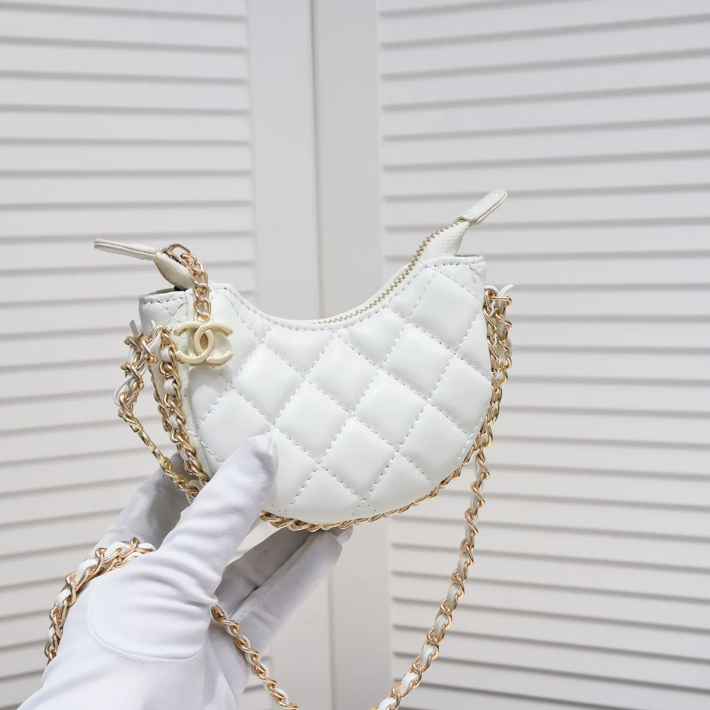 💰320￥Small size Chane1🛑23p moon bag🌙🤍l Beautiful small waste bag mini that fell in love at first glance. The hardware is light champagne gold and has a thin chain. The counter sister made it look like a small moon. I was immediately so cute that I felt soft. It deserves the first place in 23p small waste bag e. Sure enough, the end of the bag buying is not Hermès but Chanel seasonal style. Al style number: 8098 small size 💕Size: 4.1X3.7X2 (cm)