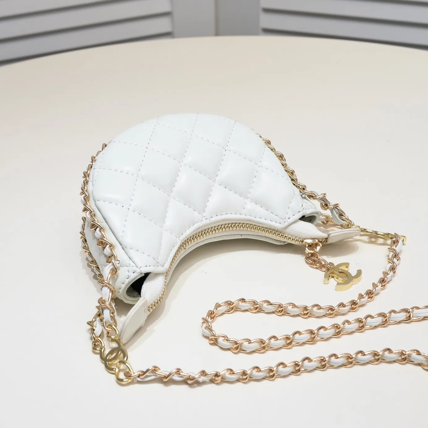 💰320￥Small size Chane1🛑23p moon bag🌙🤍l Beautiful small waste bag mini that fell in love at first glance. The hardware is light champagne gold and has a thin chain. The counter sister made it look like a small moon. I was immediately so cute that I felt soft. It deserves the first place in 23p small waste bag e. Sure enough, the end of the bag buying is not Hermès but Chanel seasonal style. Al style number: 8098 small size 💕Size: 4.1X3.7X2 (cm)