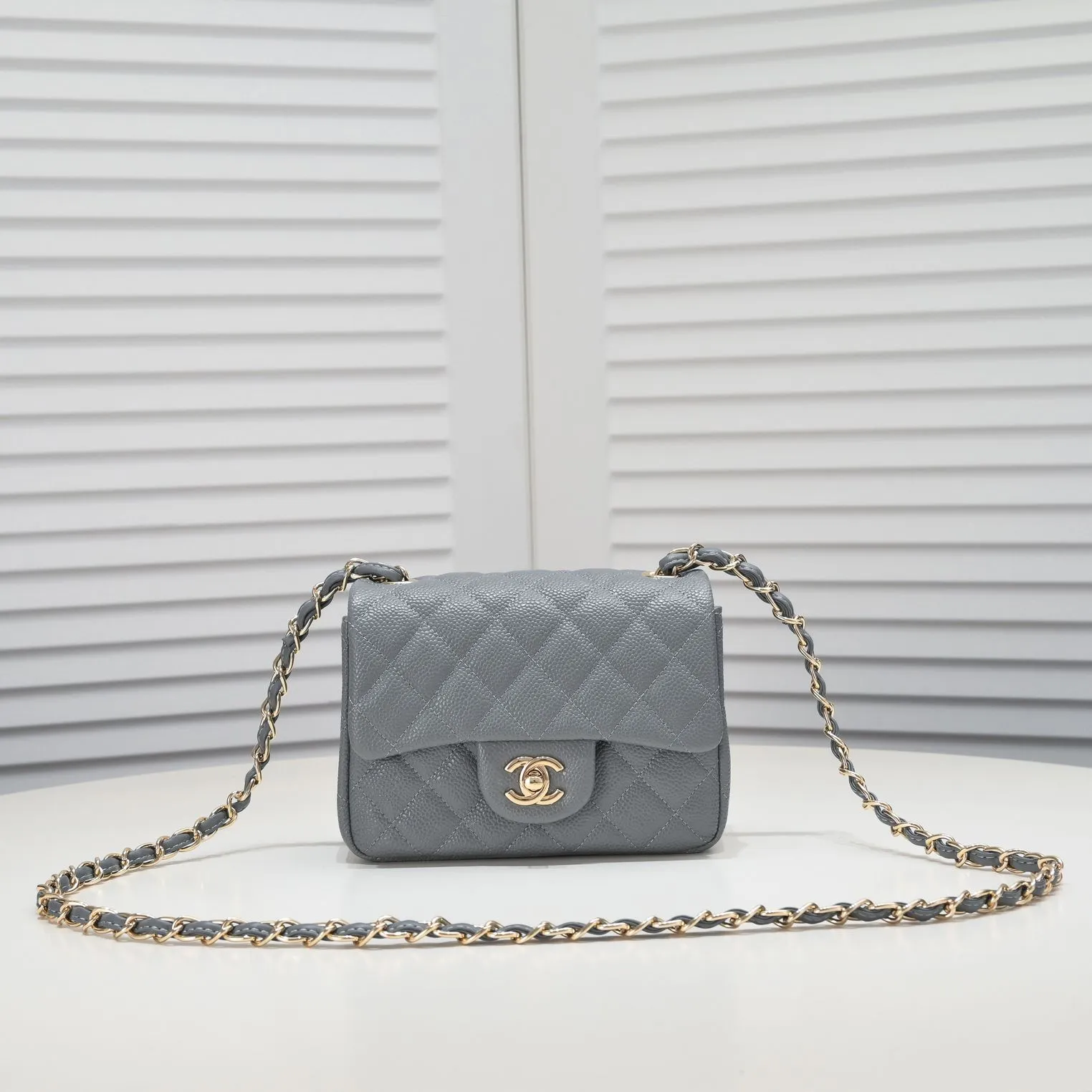 💰310￥Gray Chanel🔺🚴🏼💸Choose high-quality cowhide🌺Original split version and made one to one 💯The hand feel is first-class, 🌲The design inspired by the camera shape fully embodies perfection! [Qiang] [Qiang] Integrates art and practicality, [Ladybug] Gorgeous and low-key plump 💯📨📨Classic is irresistible, ♒ You have to receive it to understand ✈✈🍭🍭Insist on high quality and low price🐟🐟, model number: 1115, size: 17.5*13*5 cm