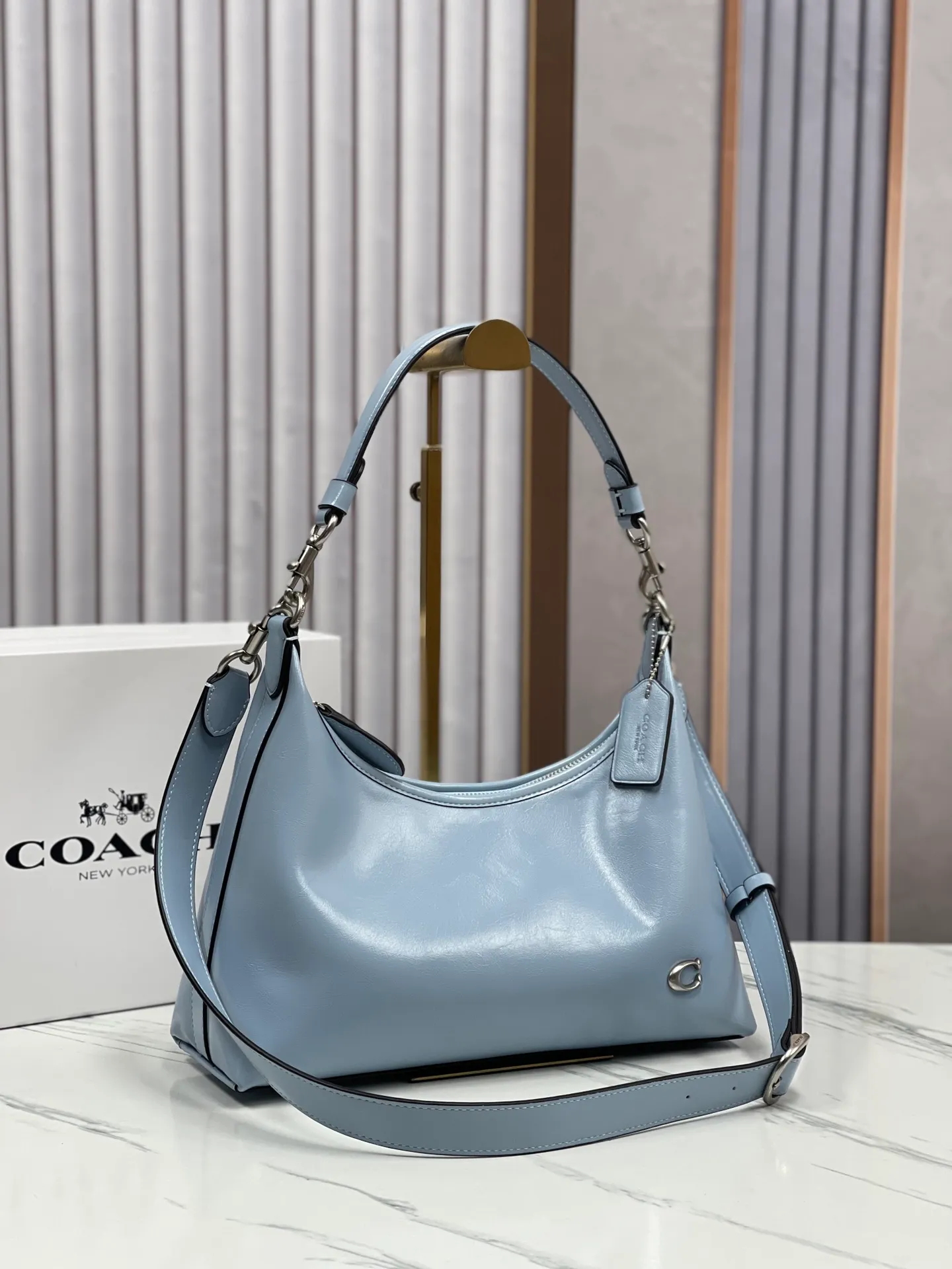 Batch 440💰 new coach model CR652 in April. Juliet Shoulder with waxed leather texture, super simple and elegant style. I love it. It is made of ultra-light material and can be worn cross-body under the arm. The capacity is also very large. You can put an umbrella in it. I like the three colors. Size: 30·22·11.5