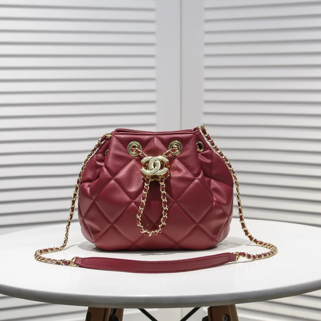 💰380￥Small size CHANEL: 2020 new model Double C chain rope mini bucket cowhide series, gold hardware accessories: large ribbed design, super beautiful, which is Xiaoxiang’s design style in the past two years, the cowhide feels soft and comfortable, more suitable for mini-shaped bags. Perfectly designed, clean, casual and fashionable, this is a must-have drawstring bag. Size black ready stock. Style number: 1699# Size: 15*15*14cm