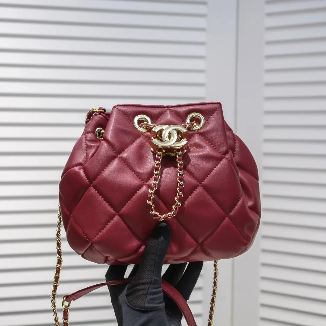💰380￥Small size CHANEL: 2020 new model Double C chain rope mini bucket cowhide series, gold hardware accessories: large ribbed design, super beautiful, which is Xiaoxiang’s design style in the past two years, the cowhide feels soft and comfortable, more suitable for mini-shaped bags. Perfectly designed, clean, casual and fashionable, this is a must-have drawstring bag. Size black ready stock. Style number: 1699# Size: 15*15*14cm