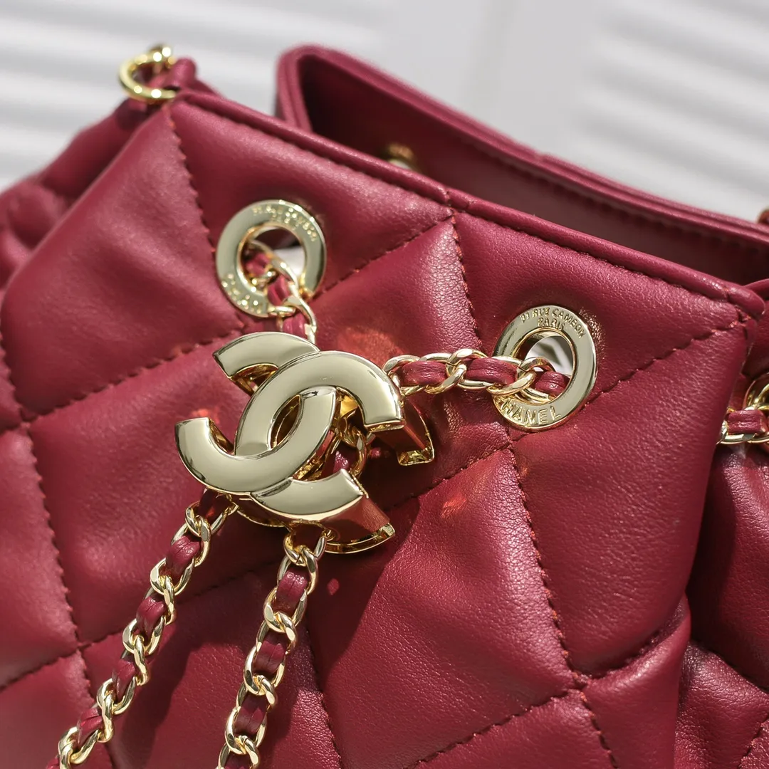 💰380￥Small size CHANEL: 2020 new model Double C chain rope mini bucket cowhide series, gold hardware accessories: large ribbed design, super beautiful, which is Xiaoxiang’s design style in the past two years, the cowhide feels soft and comfortable, more suitable for mini-shaped bags. Perfectly designed, clean, casual and fashionable, this is a must-have drawstring bag. Size black ready stock. Style number: 1699# Size: 15*15*14cm